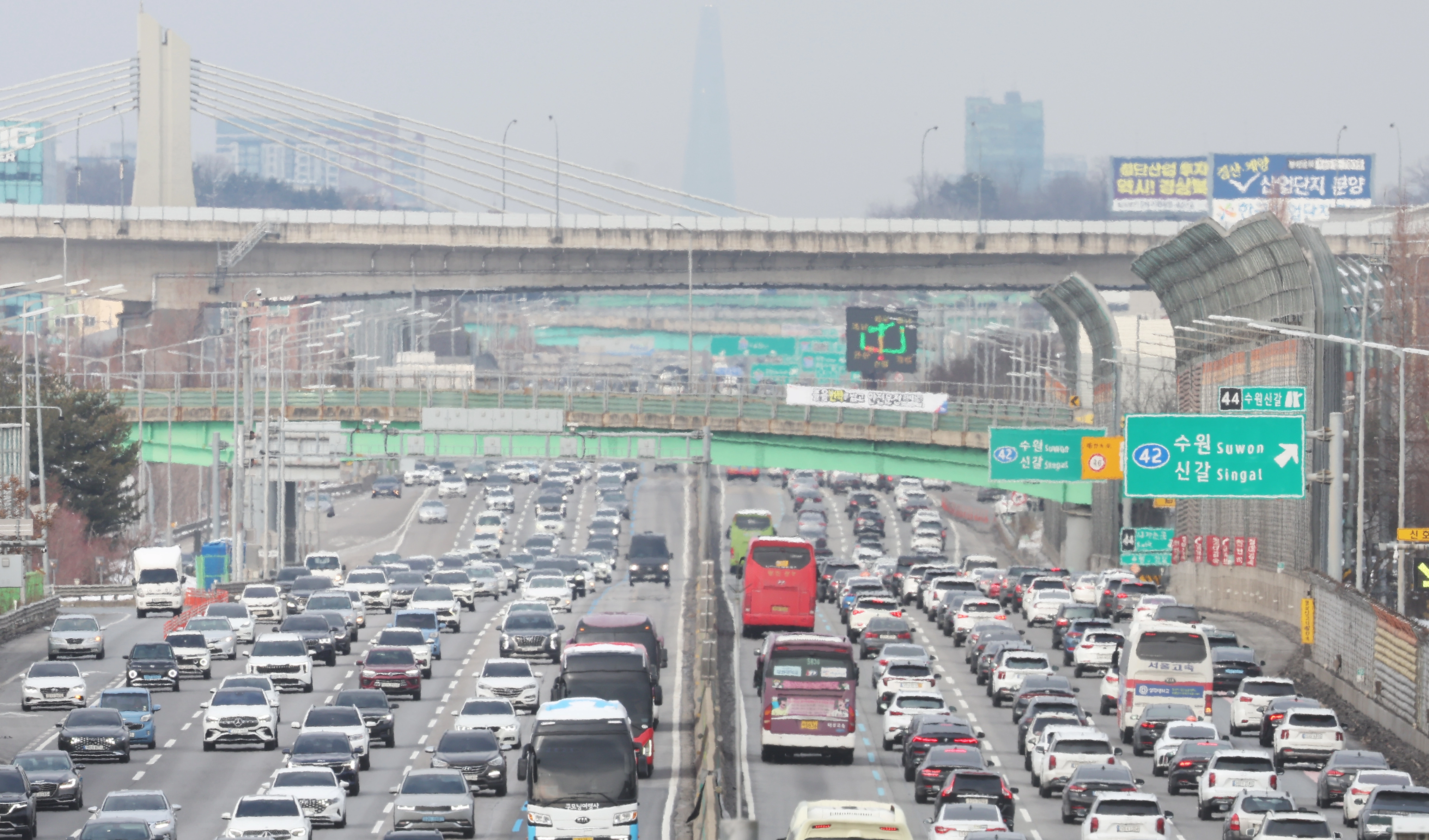 올해 설 명절 연휴에는 국민의 절반가량이 고향을 찾거나 여행길을 떠날 것으로 전망됐다.