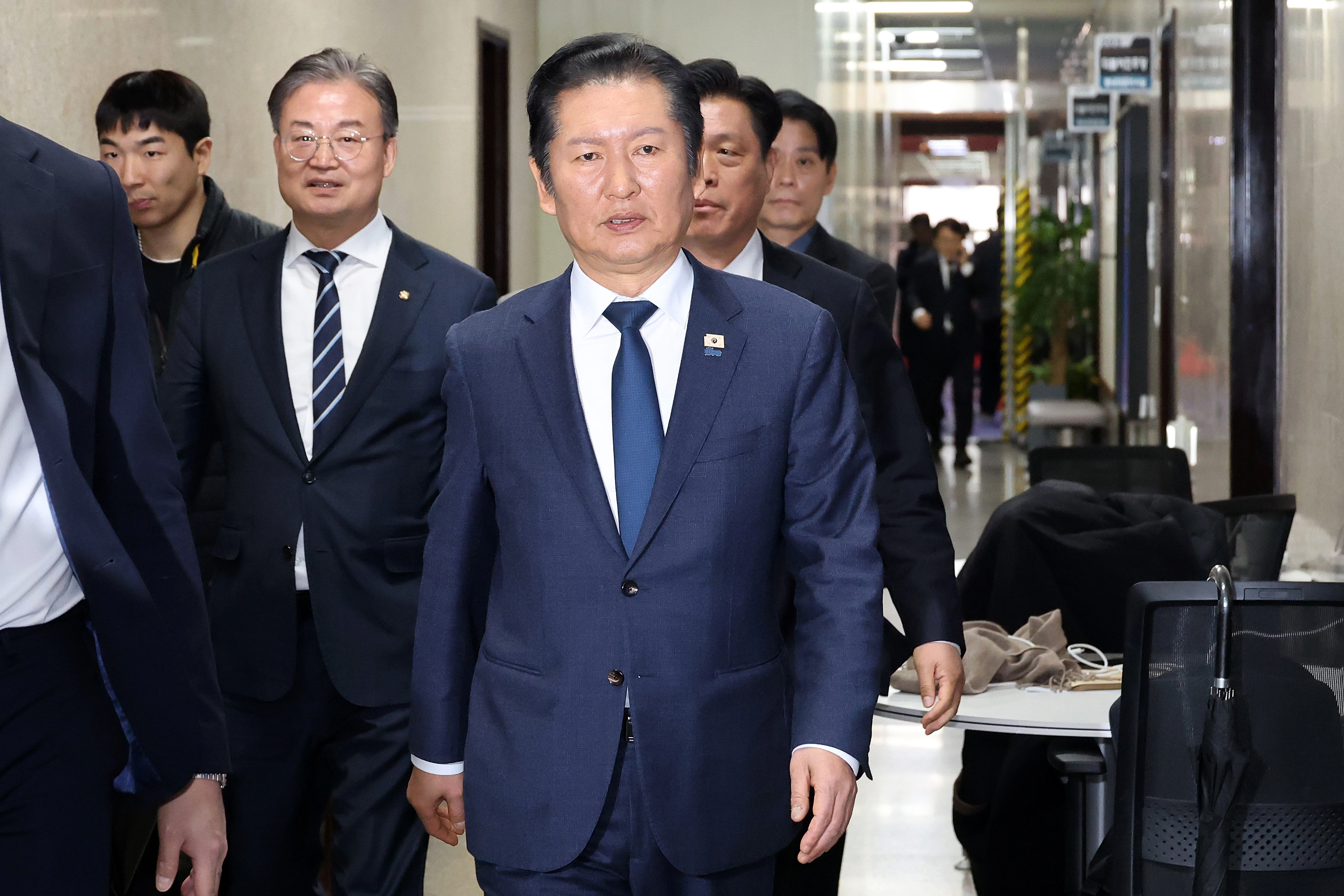더불어민주당 정청래 대표가 10일 국회에서 조국혁신당과의 합당 논의를 주제로 비공개로 열린 의원총회를 마친 뒤 당 대표실을 향해 이동하고 있다. 2026.2.10