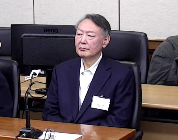  윤석열 전 대통령이 16일 서울 서초구 서울중앙지방법원에서 열린 특수공무집행방해, 범인도피교사, 직권남용 권리행사방해 혐의 등 사건에 대한 1심 선고 공판에 출석해 피고인석에 앉아 있다. 윤 전 대통령은 이날 징역 5년을 선고받았다. 2026.1.16 