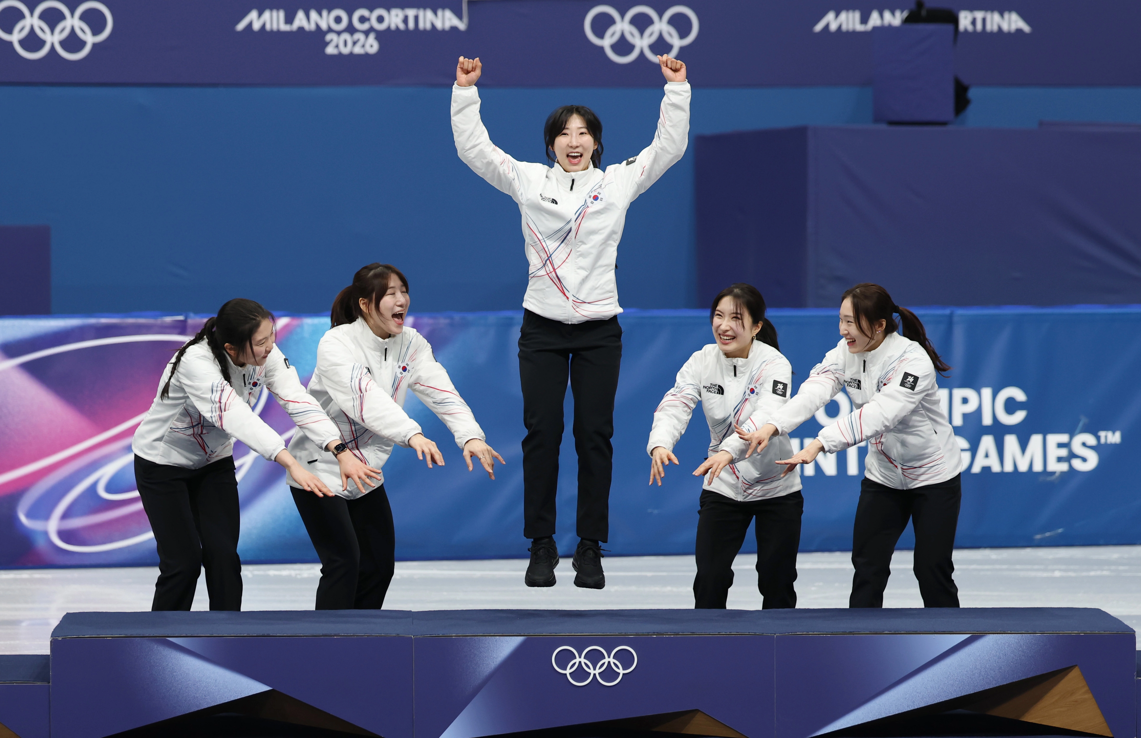 18일(현지시간) 이탈리아 밀라노 아이스스케이팅 아레나에서 열린 2026 밀라노-코르티나담페초 동계올림픽 쇼트트랙 여자 3000m 계주 결승에서 금메달을 따낸 한국 선수들이 시상대에 오르고 있다. 오른쪽부터 최민정, 김길리, 이소연, 노도희, 심석희. 