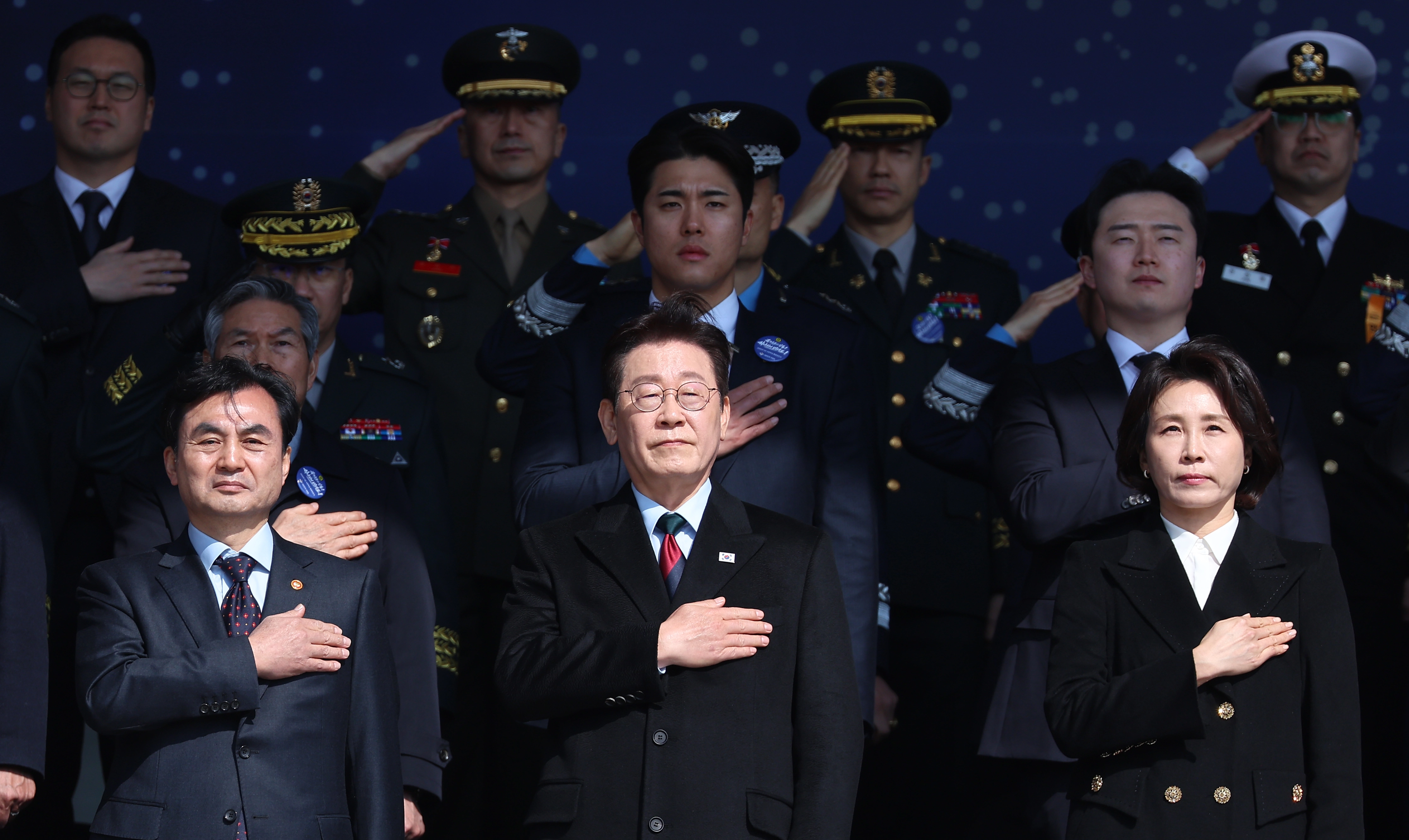 이재명 대통령이 20일 충남 계룡대 대연병장에서 열린 육·해·공군 사관학교 통합임관식에서 국기에 경례하고 있다. 2026.2.20