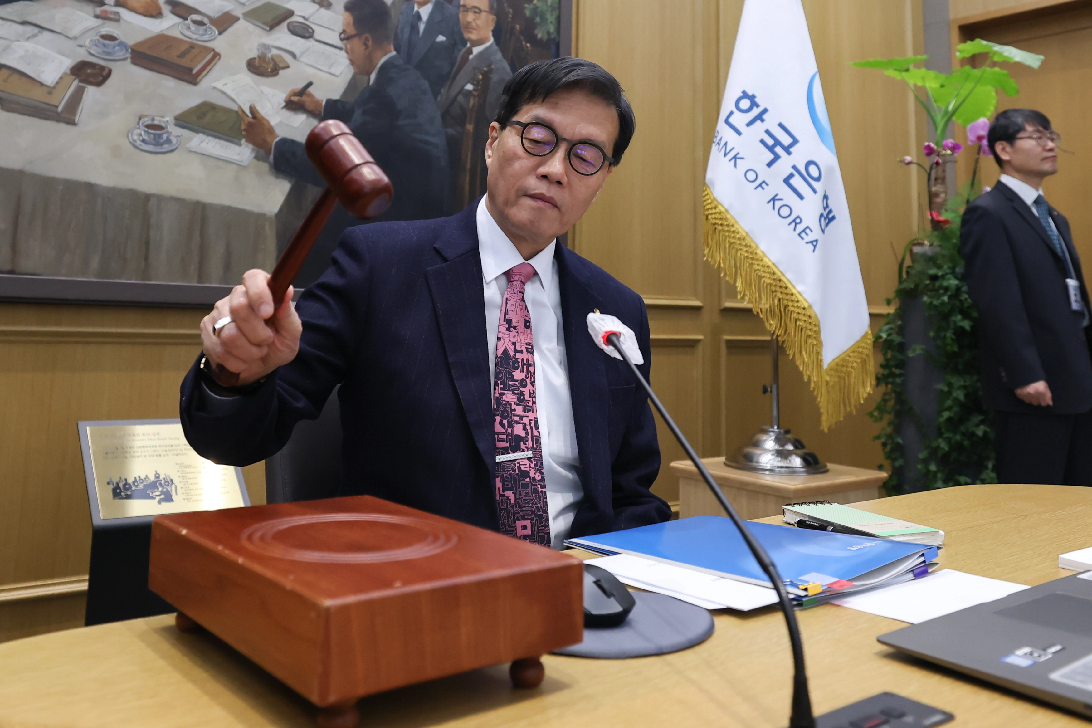의사봉 두드리는 이창용 한국은행 총재 