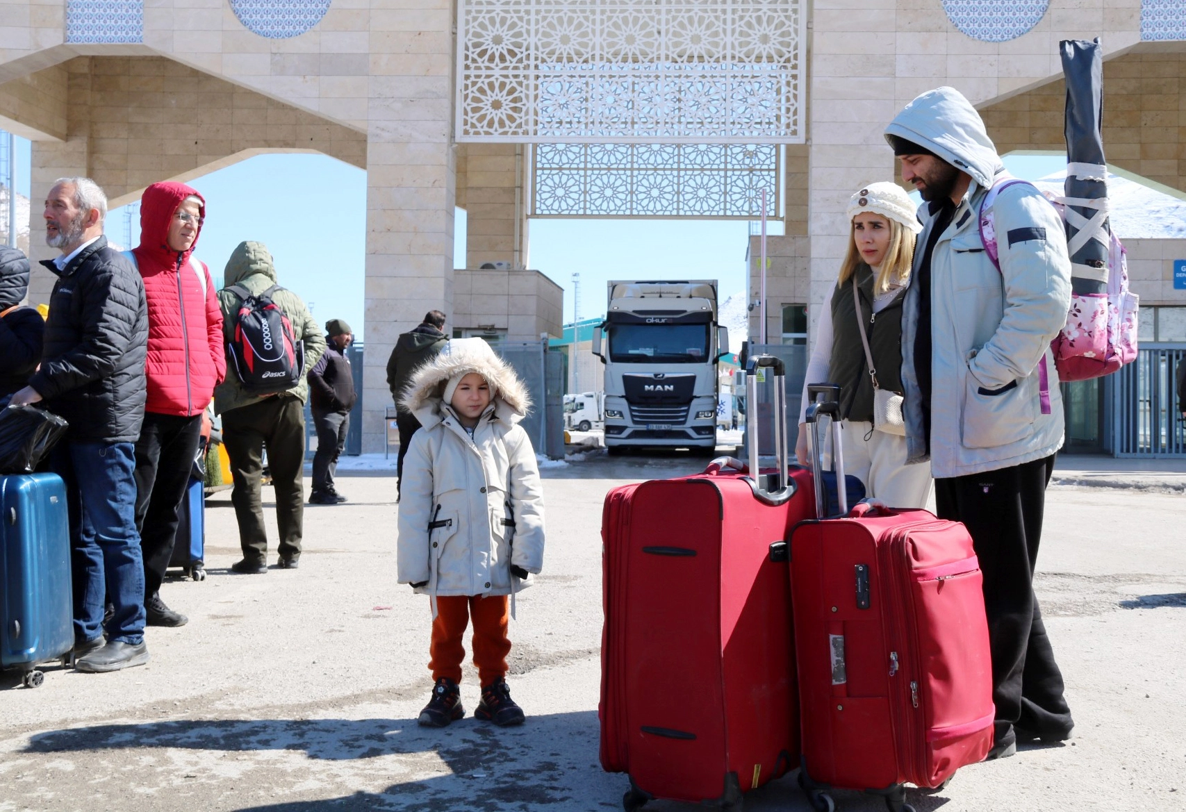 3일(현지시간) 이란에서 육로를 통해 튀르키예로 빠져나온 이란인 가족. 2026.3.4