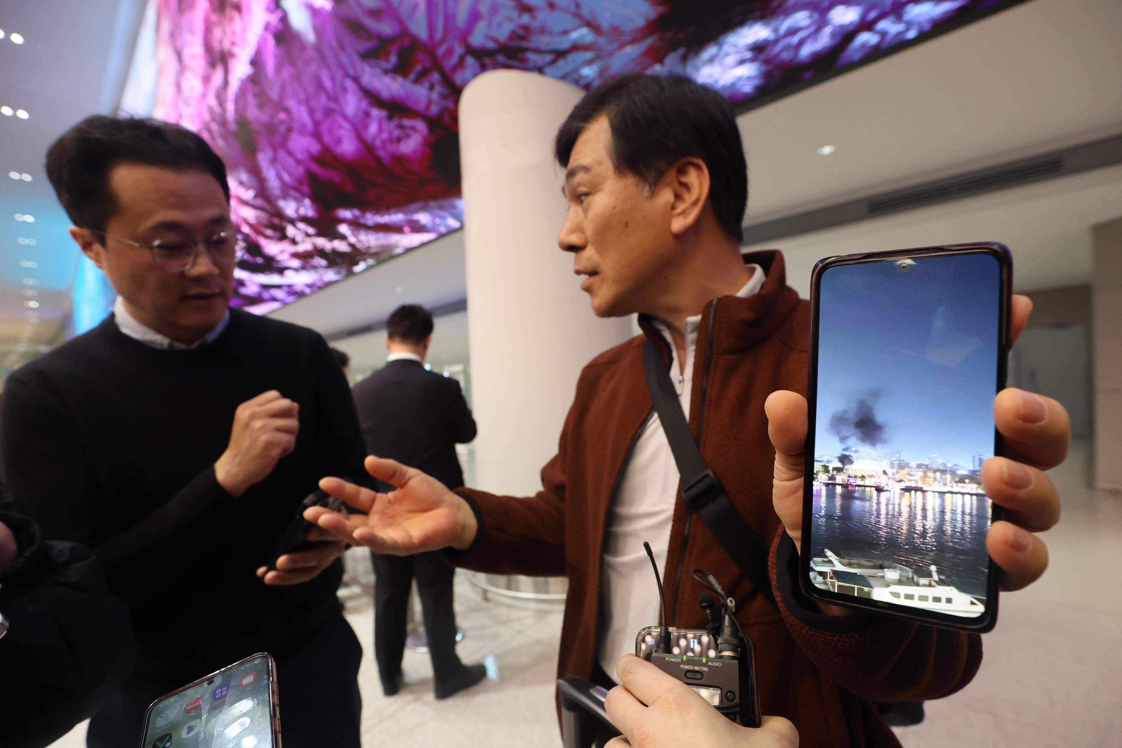  중동을 방문했다 귀국한 한 여행객이 5일 인천국제공항에서 중동 현지에서 찍은 사진을 보여주며 취재진과 인터뷰하고 있다. 2026.3.5 