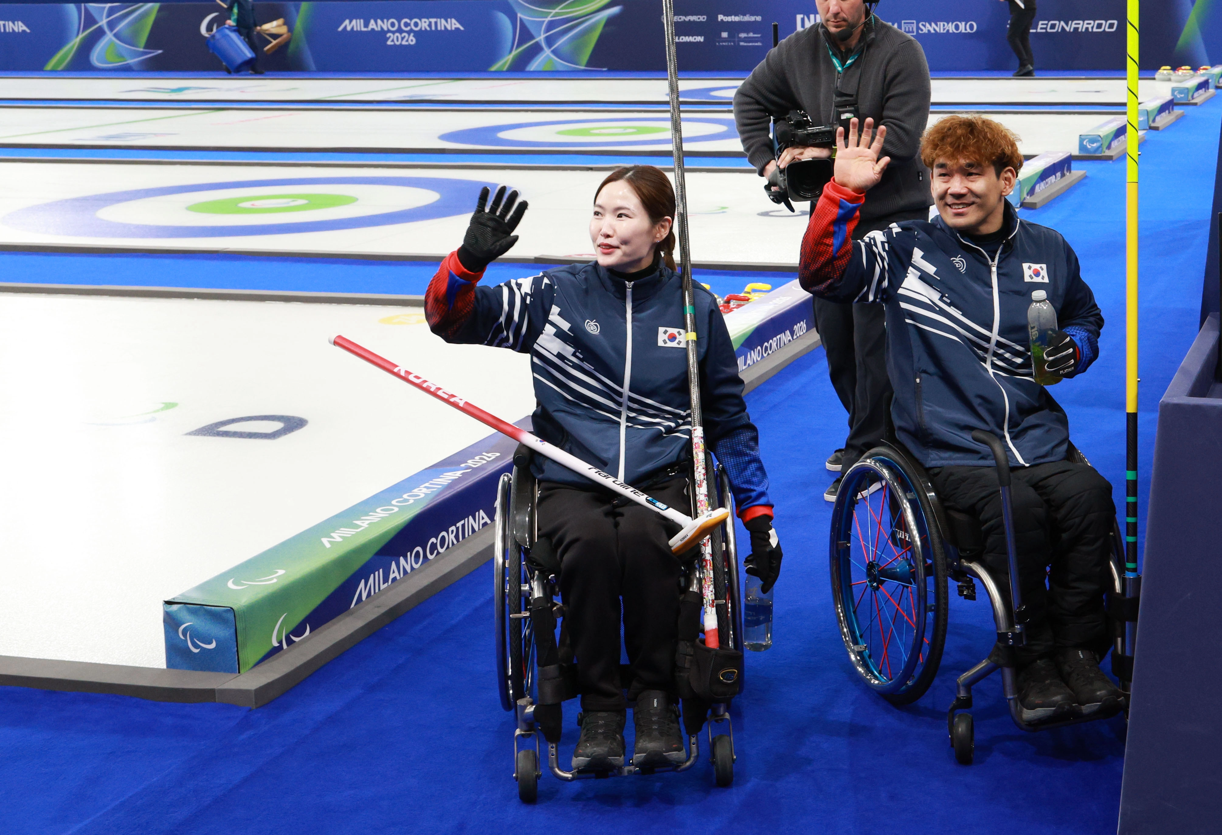 10일(현지시간) 이탈리아 코르티나 컬링 올림픽 스타디움에서 열린 2026 밀라노·코르티나담페초 동계 패럴림픽 휠체어컬링 믹스더블 준결승 대한민국 대 미국의 경기. 이용석과 백혜진이 승리를 거둔 뒤 인사하고 있다. 2026.3.11 