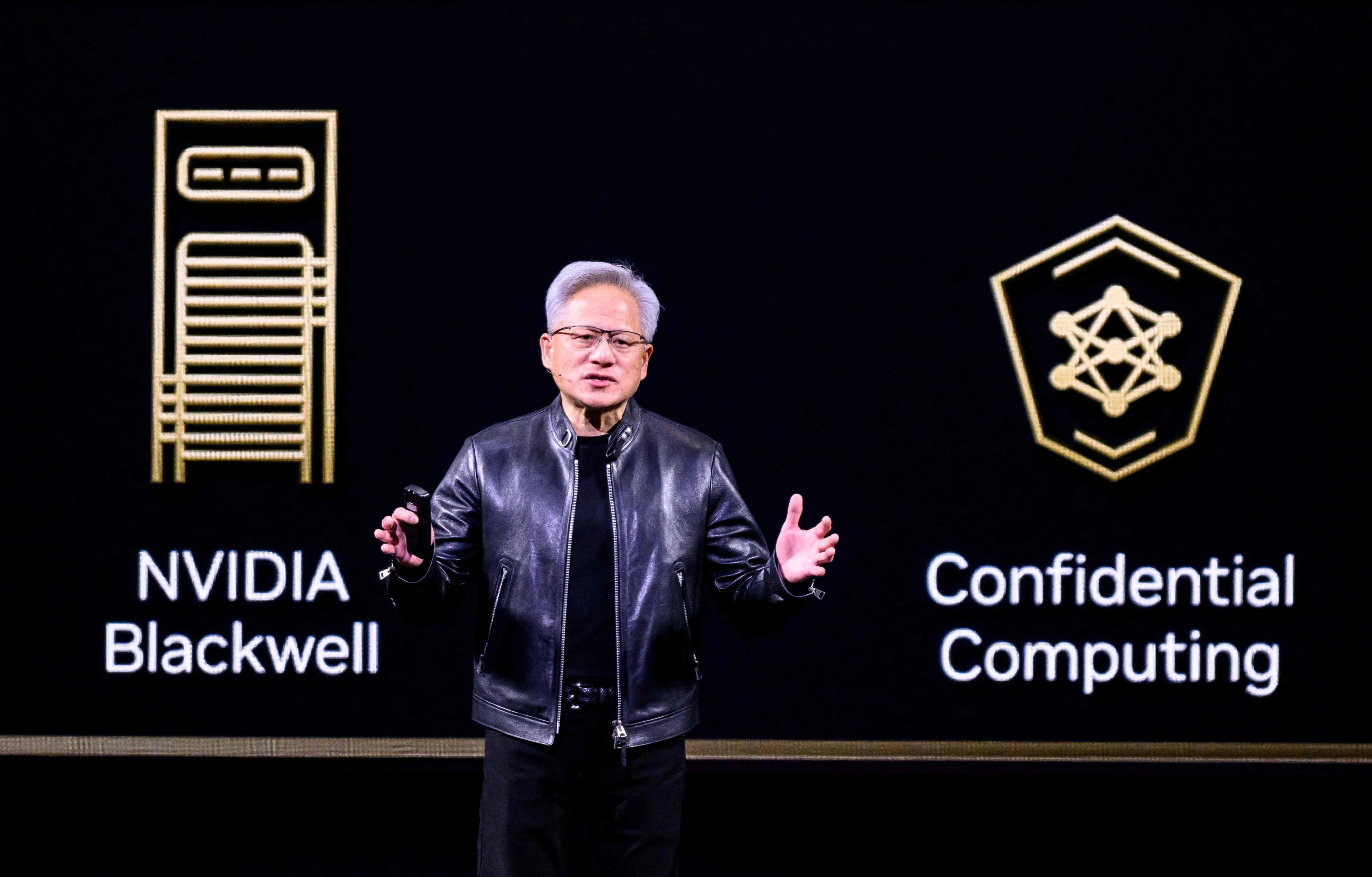 젠슨 황 엔비디아 최고경영자(CEO)가 16일(현지시간) 미국 캘리포니아주 새너제이의 SAP센터에서 연례 개발자 회의 'GTC 2026' 기조연설을 하고 있다.