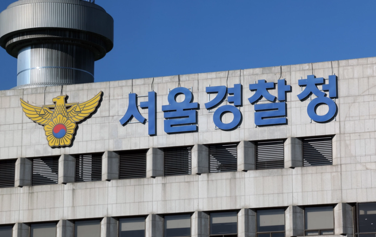 미국의 한 공항을 폭파하겠다고 협박한 20대 한국인 남성이 붙잡혔다.