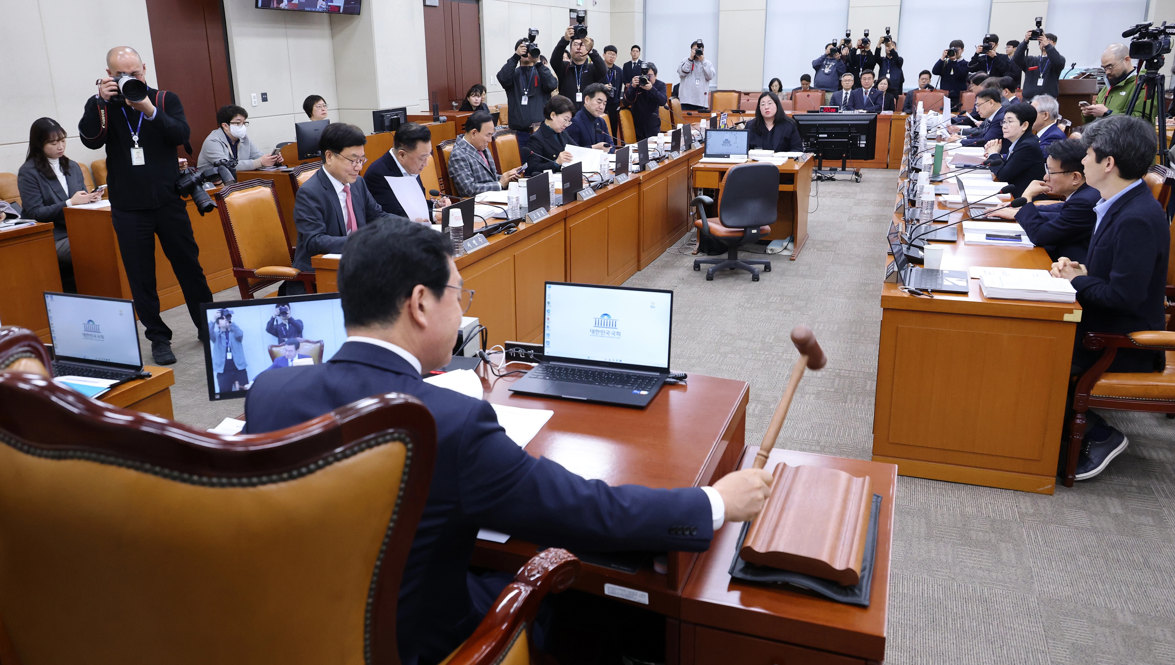  신정훈 위원장이 18일 국회에서 열린 행정안전위원회 전체회의에서 중대범죄수사청 조직 및 운영에 관한 법 등 이날 상정된 법안을 처리하고 있다. 2026.3.18