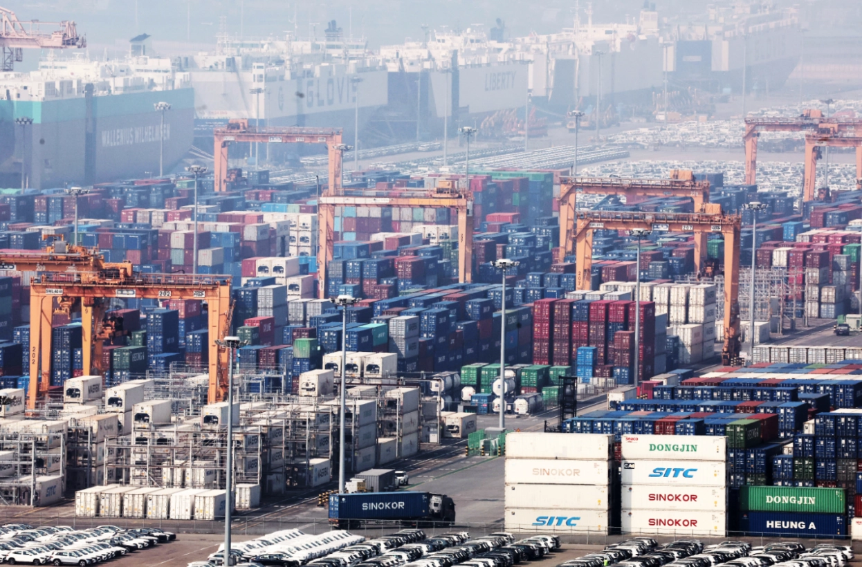 평택항에 쌓여있는 컨테이너