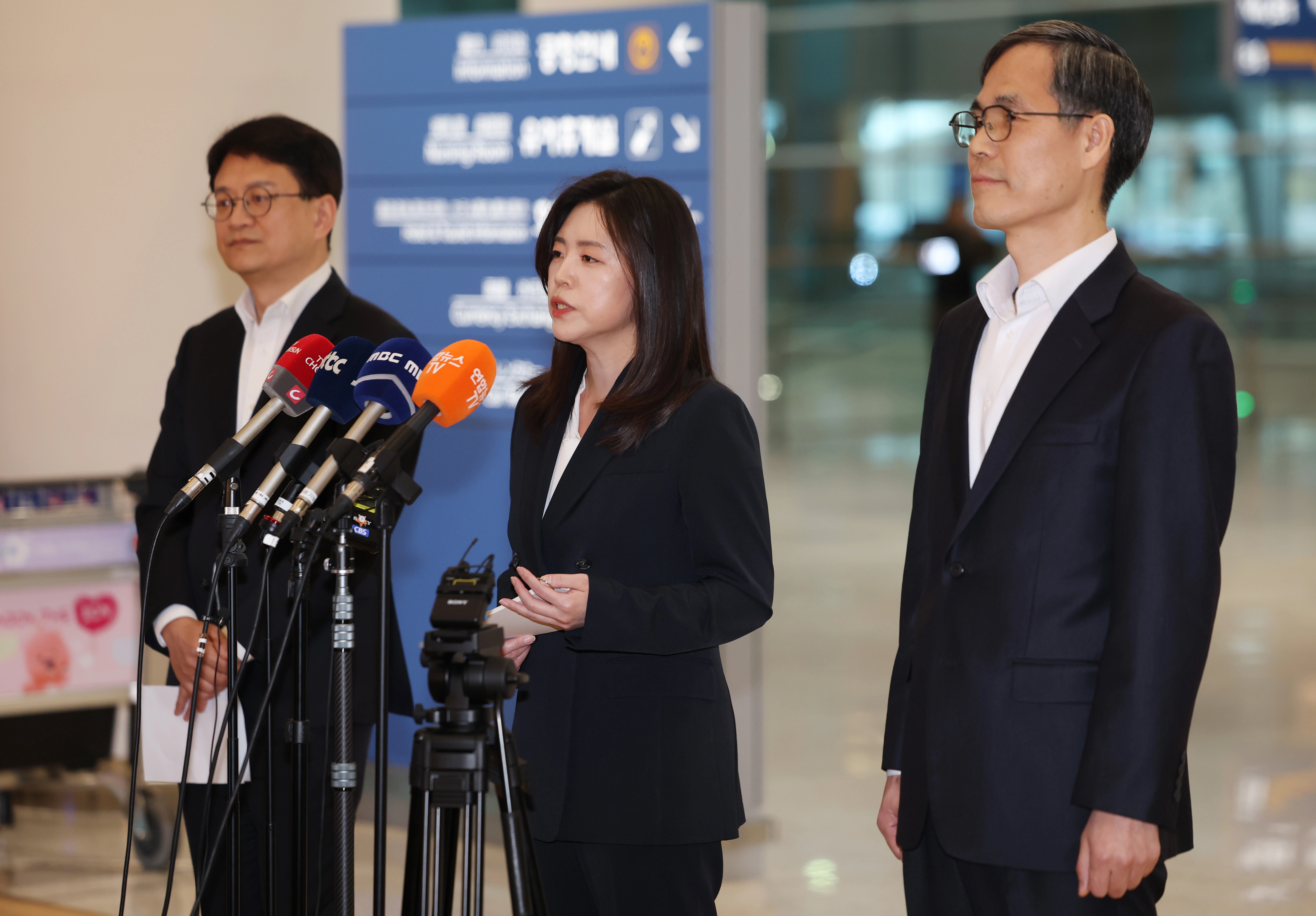  필리핀에서 교민 3명 살해, 탈옥, 국내 마약 유통 등을 일삼으며 '마약왕'으로 불리던 박왕열씨가 25일 인천국제공항을 통해 국내로 송환된 가운데 이지연 법무부 국제형사과장이 브리핑을 하고 있다. 2026.3.25