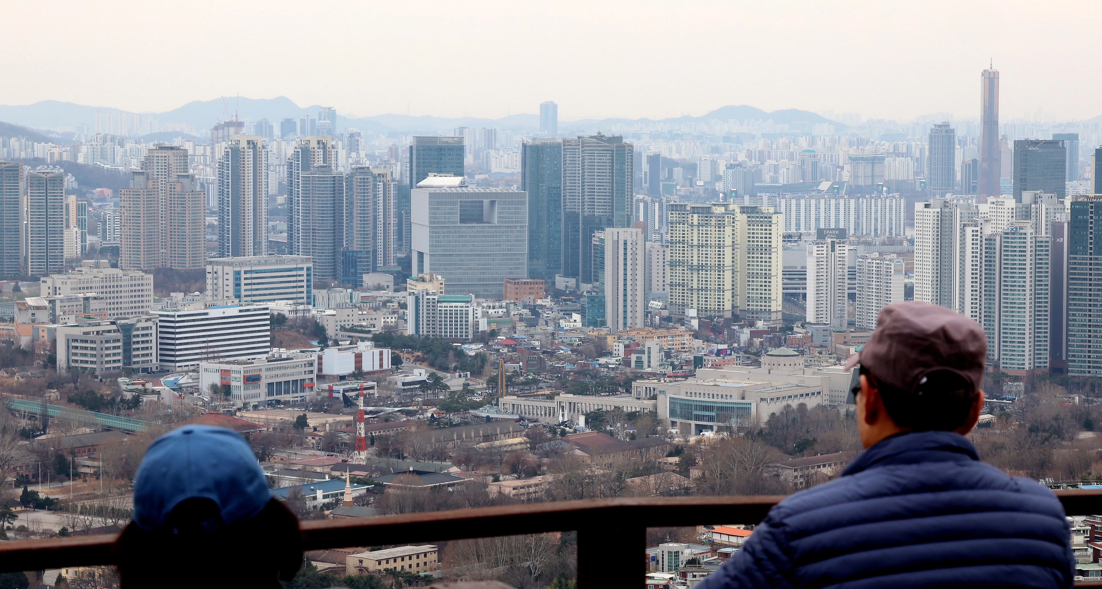 서울 강남 3구와 용산구 아파트값 하락 전환