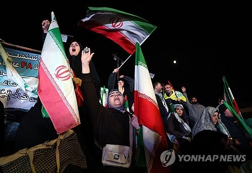 휴전 발표 후 거리로 쏟아져 나온 이란인들
