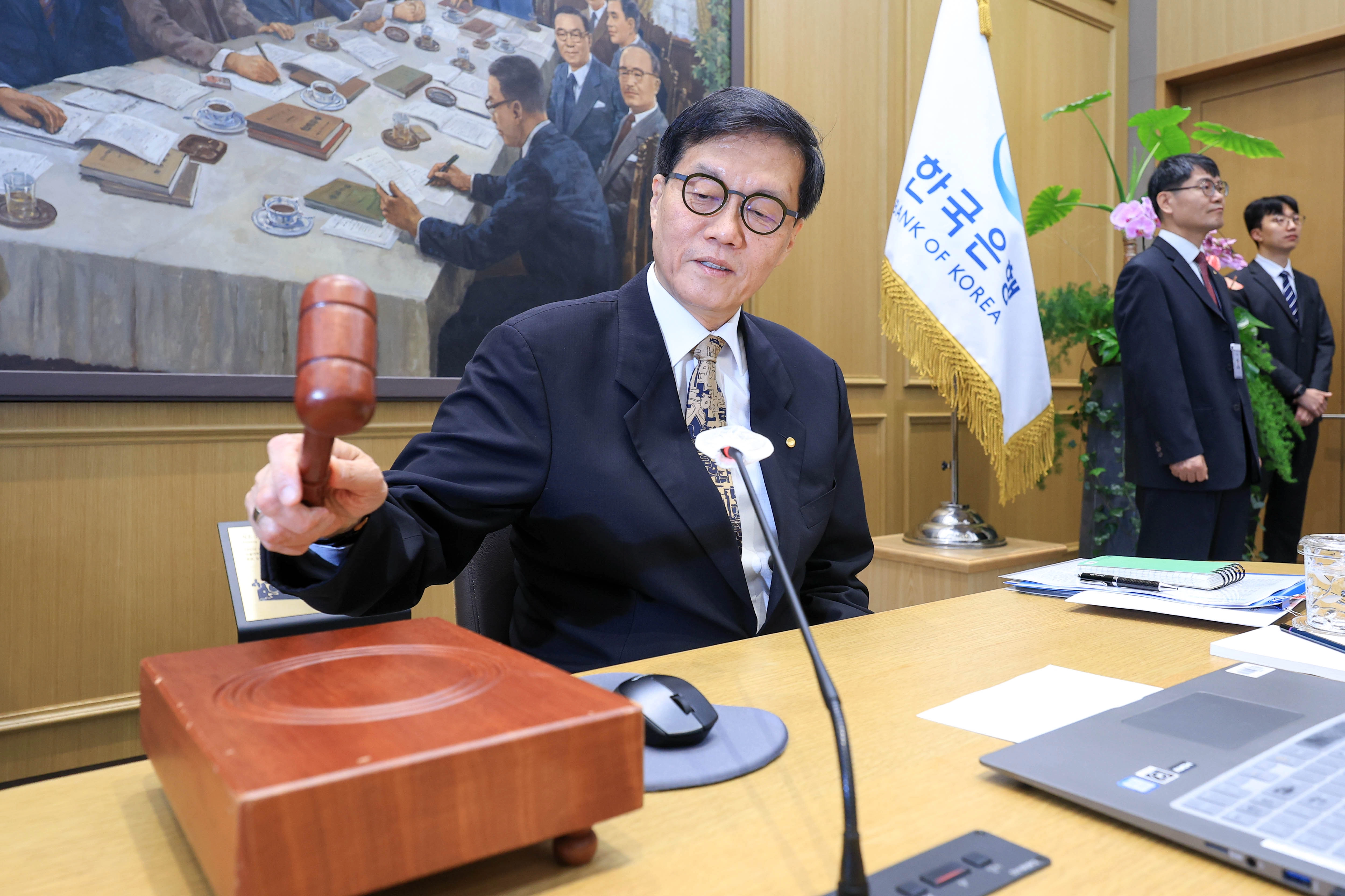 한국은행이 기준금리를 연 2.50%로 다시 묶었다. 한국은행 금융통화위원회는 10일 통화정책방향 회의에서 금리를 동결하며 7회 연속 같은 결정을 이어갔다.