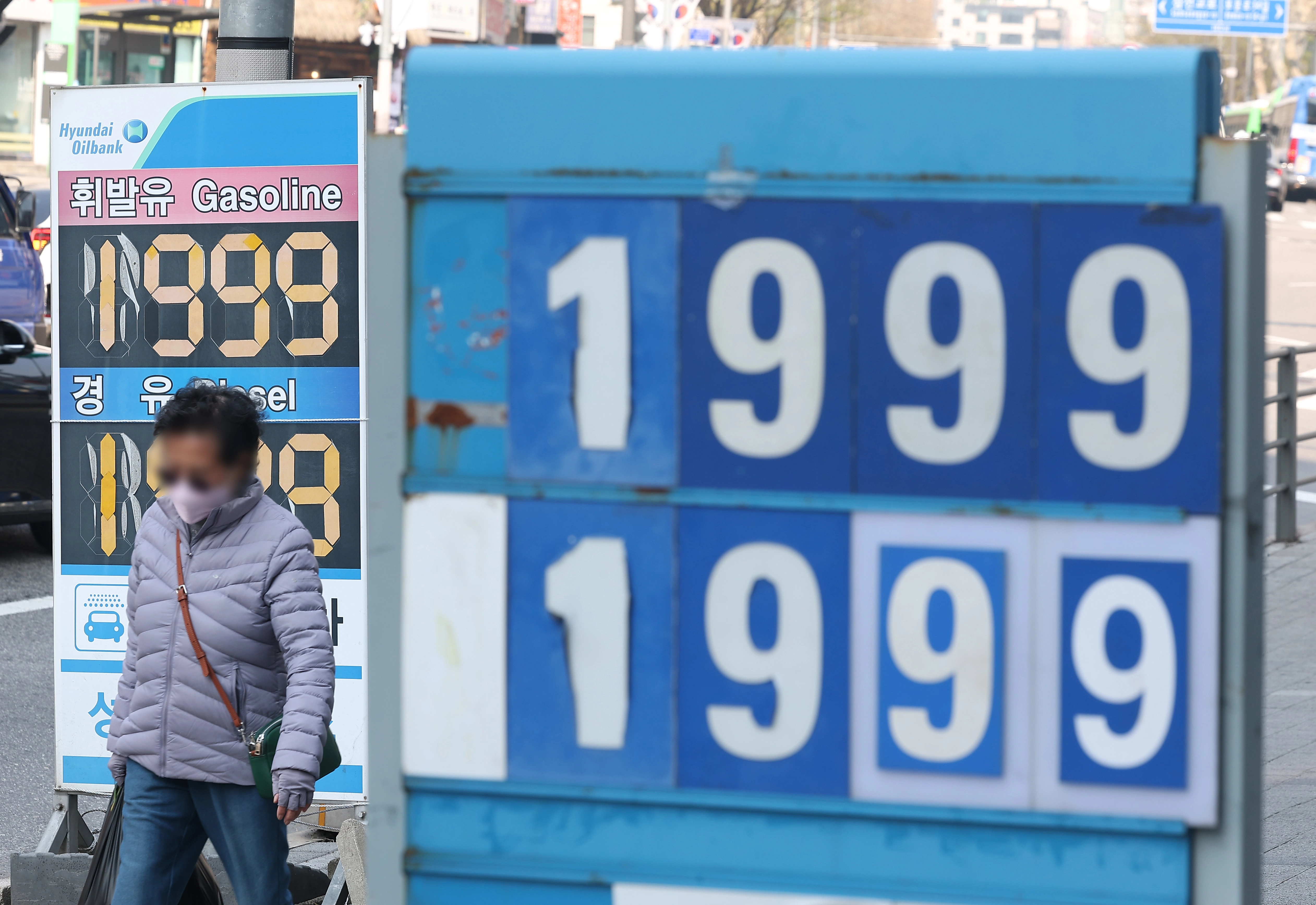 미국이 대이란 해상봉쇄가 시작된 가운데 전국 주유소 기름값은 소폭 상승세를 이어가며 전국 휘발유 가격이 2천원에 가까워졌다.