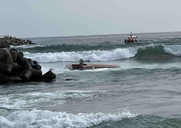 양양 낙산항 어선 전복 사고 [강원특별자치도소방본부 제공. 