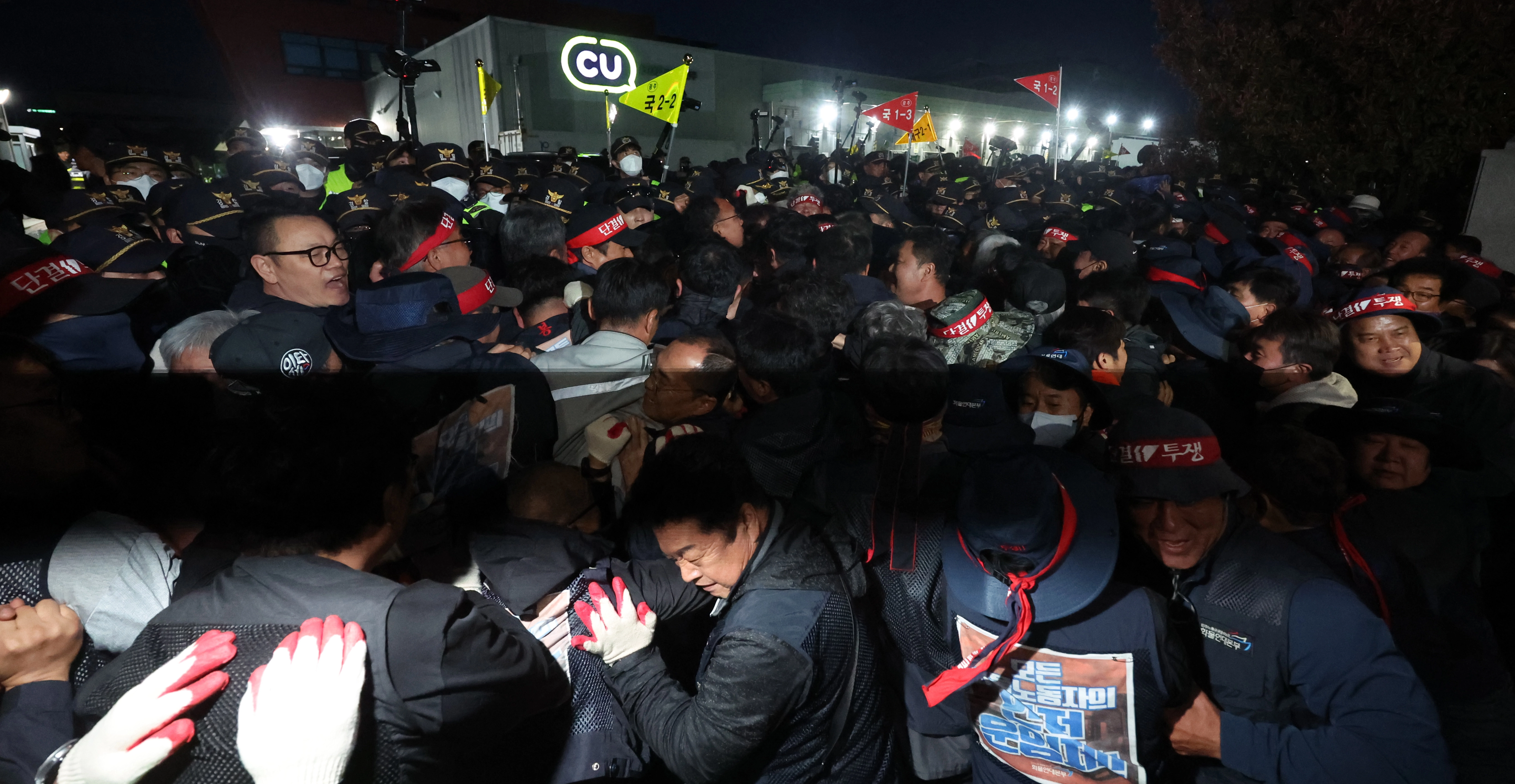 20일 오후 경남 진주시 정촌면 BGF로지스 진주센터에서 화물연대 관계자가 센터 입구로 진입하려는 과정에서 경찰과 대치하고 있다. 이날 센터 입구에서 집회 중 2.5t 화물차가 집회 참가자와 부딪치는 사고가 발생해 1명이 숨지고, 2명(중상·경상 각 1명)이 다쳤다. 2026.4.20
