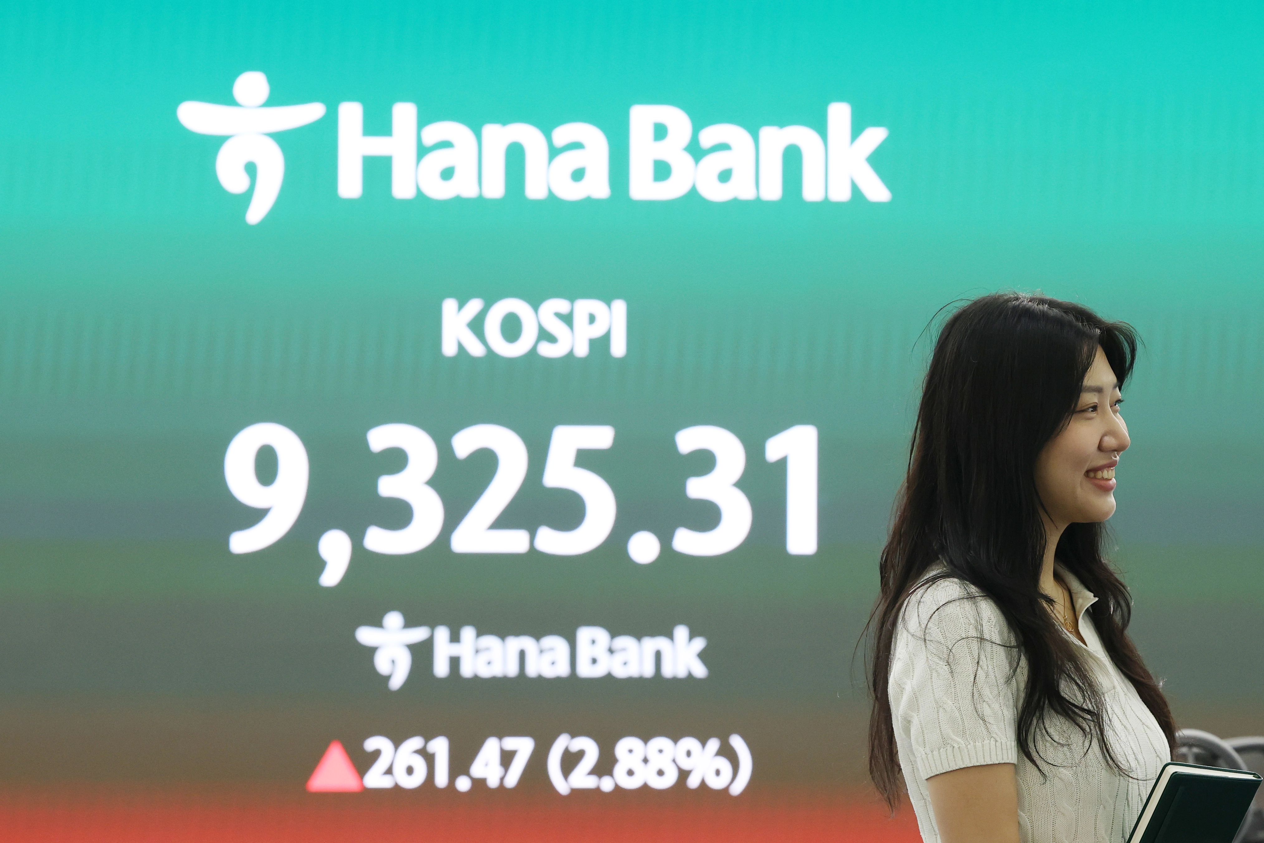 코스피, 2%대 상승 9,300선…장중 최고치 경신