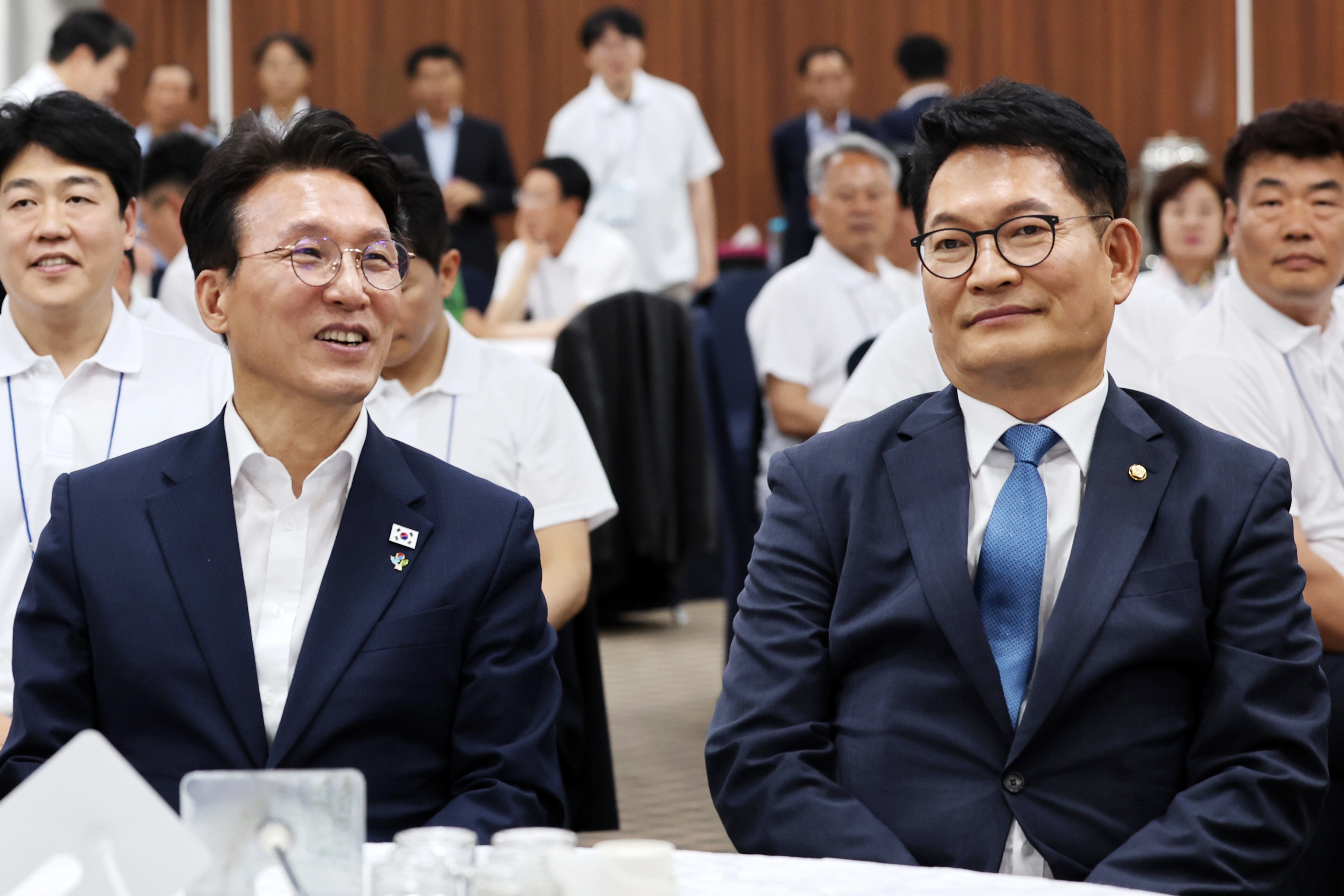 더불어민주당 차기 당권 도전에 나설 것으로 예상되는 김민석 국무총리와 송영길 민주당 의원이 16일 오후 전남 보성군 다비치콘도에서 열린 제9회 전국동시지방선거 더불어민주당 전남광주통합특별시의원 당선인 워크숍에서 인사를 나누고 있다. 2026.6.16