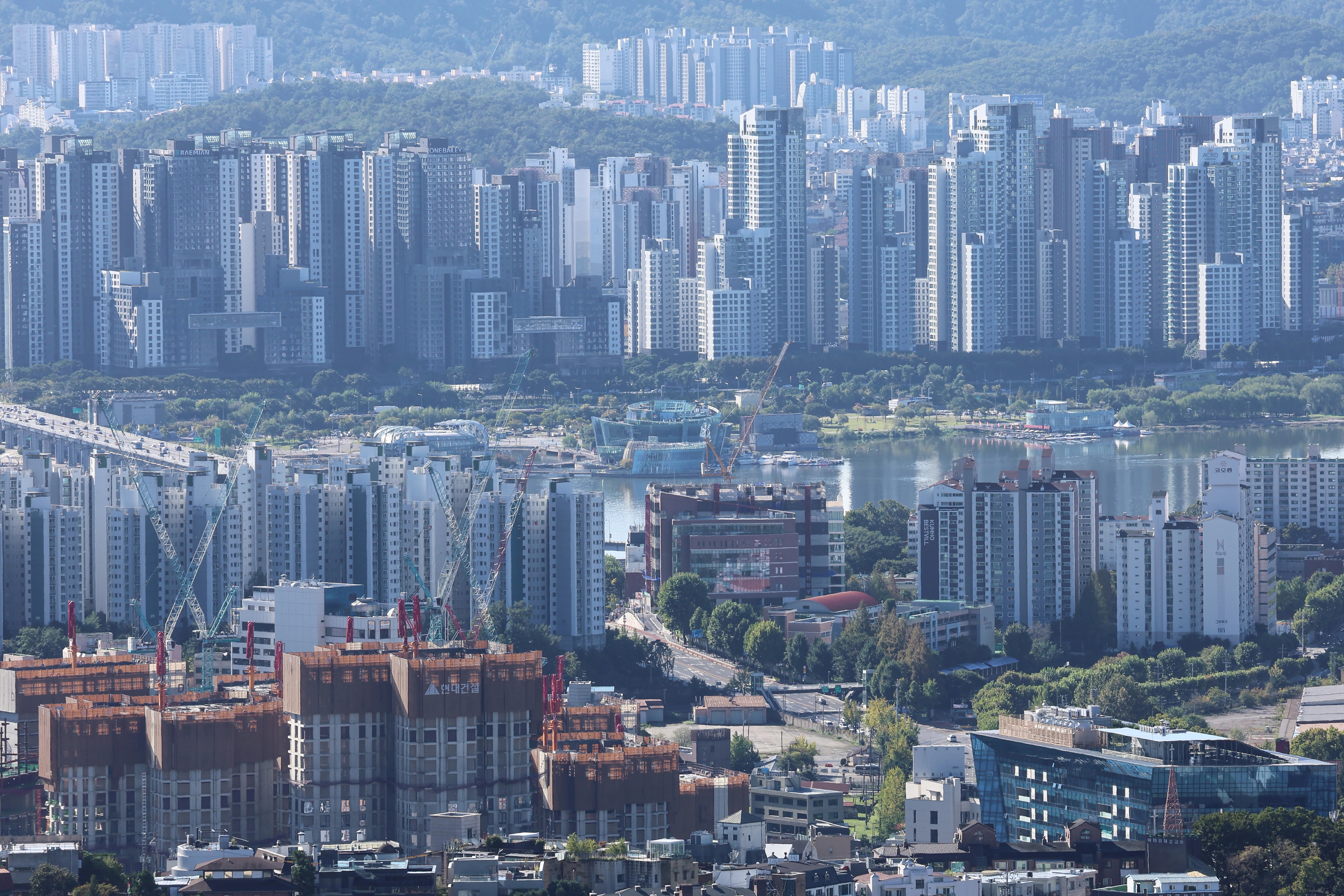 서울 등 수도권 집값이 다시 가파른 오름세를 보이는 가운데 8일 서울 남산에서 바라본 한강변 아파트 및 주택단지들. 8일 한국부동산원에 따르면 지난달 다섯째 주(9월29일 기준) 서울 아파트 매매가격은 직전 주 대비 0.27% 올랐다. 성동구(0.78%), 마포구(0.69%), 광진구(0.65%) 등 강북 한강 벨트가 계속 강세를 보이며 상승폭을 확대하는 가운데 서울 25개 자치구 모두 오름폭이 커졌다. 2025.10.8
