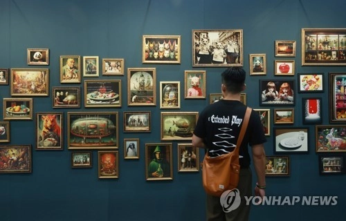 13일 서울 강남구 코엑스에서 열린 도시거리예술 중심의 아트페어인 '어반브레이크 2023'을 찾은 관람객이 인공지능(AI)이 만든 작품을 관람하고 있다. 2023.7.13
