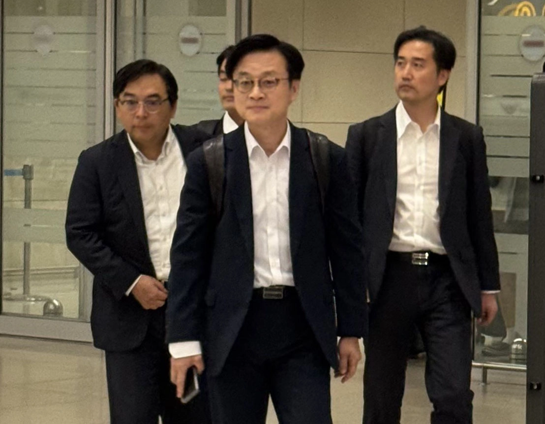 김정관 산업통상부 장관이 6일 오전 인천공항 제2터미널 입국장을 통해 귀국하고 있다. 김 장관은 지난 4일(현지시간) 미국 뉴욕을 방문해 하워드 러트닉 미 상무부 장관과 한미 관세 협상 관련 후속 협의를 이어갔다. 2025.10.6