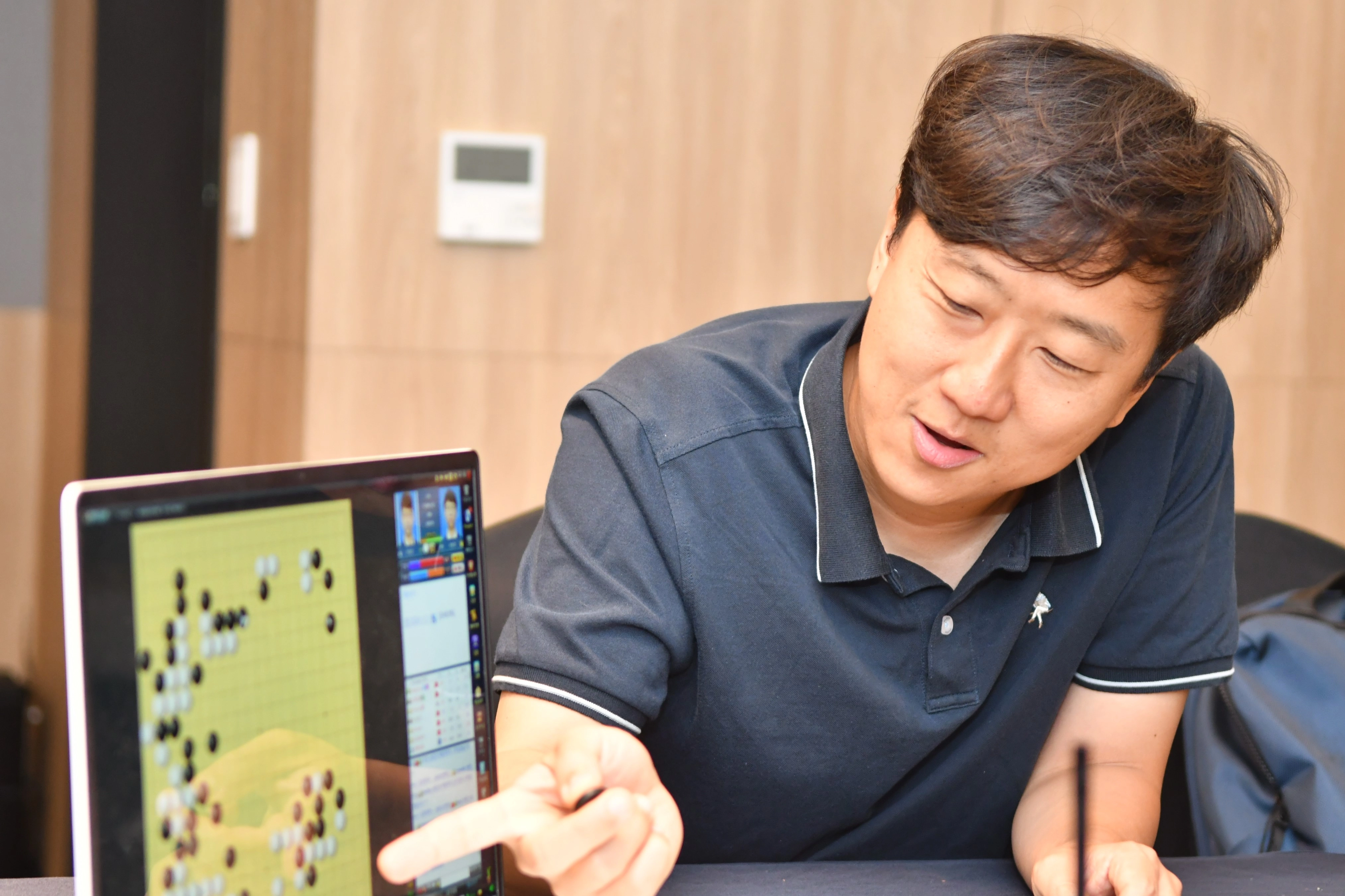 국수산맥 대회 검토실에서 대국을 검토 중인 최철한 코치 [한국기원 제공.