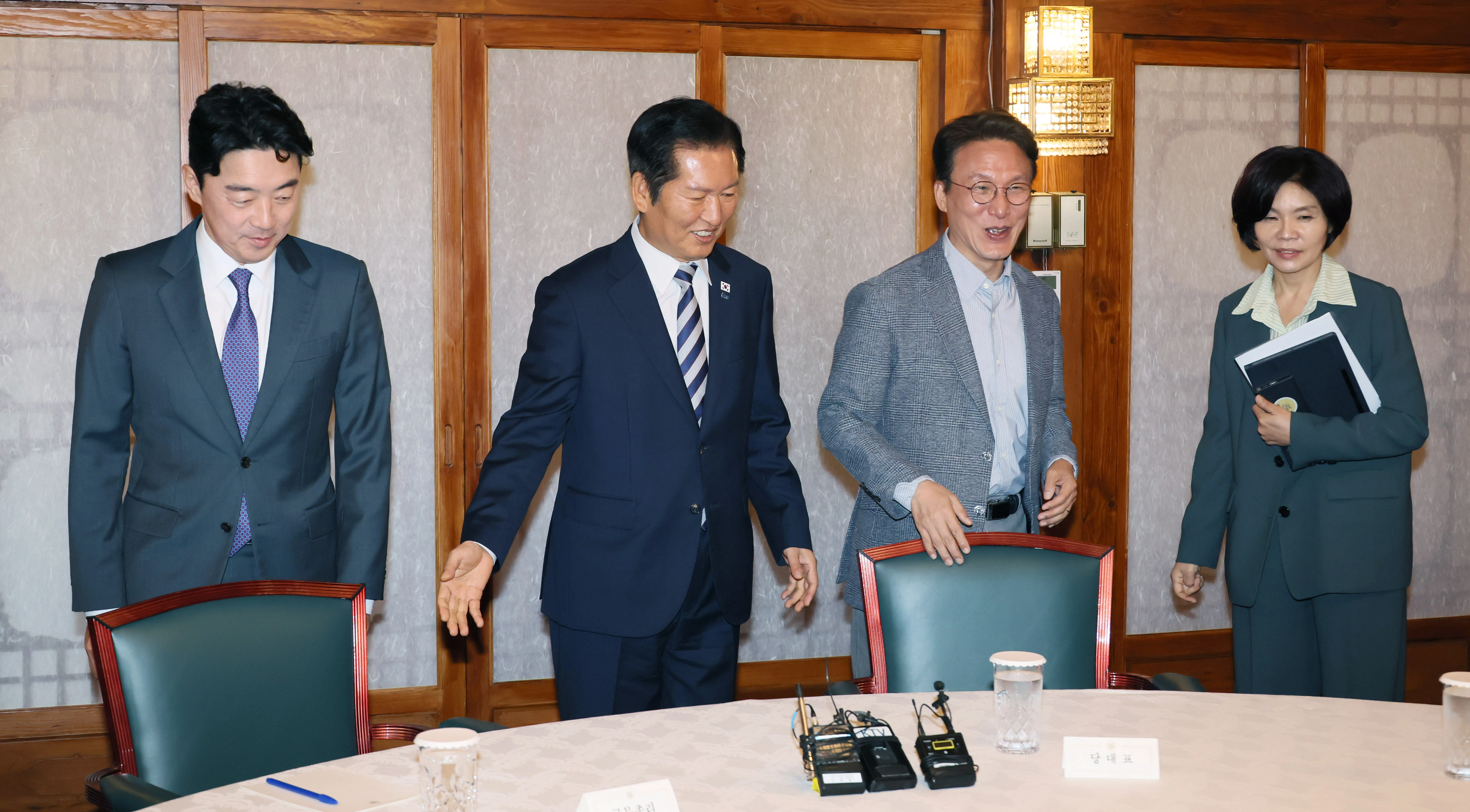 김민석 국무총리가 12일 서울 종로구 총리공관에서 열린 고위당정협의회에 참석하고 있다. 왼쪽부터 강훈식 대통령 비서실장, 더불어민주당 정청래 대표, 김 총리, 한정애 정책위의장. 2025.10.12