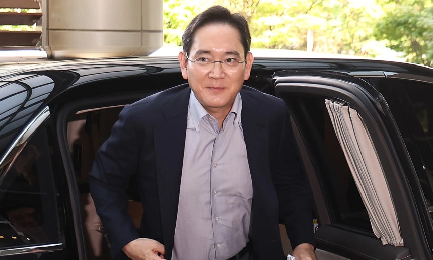 이재용 삼성전자 회장이 지난 8월 미국 워싱턴DC에서 열리는 한미 정상회담의 경제사절단에 동행하기 위해 24일 서울 강서구 서울김포비즈니스항공센터(SGBAC)를 통해 출국하고 있다 (사진=연합뉴스)