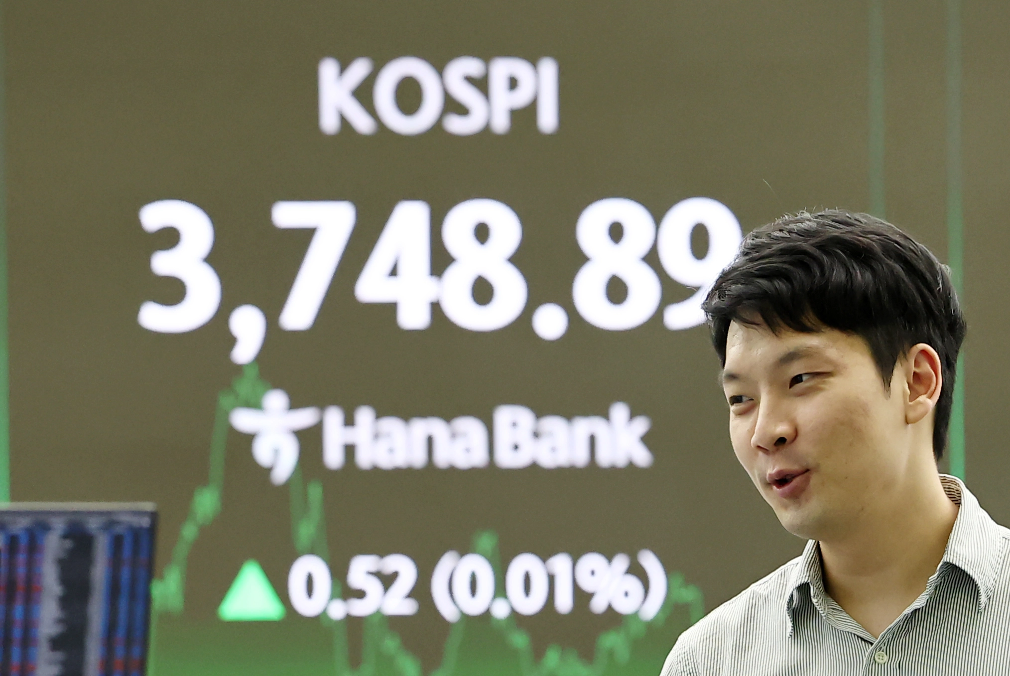 코스피가 장중 3,800선 턱밑까지 치솟으며 또 한 번의 최고치를 경신했다.