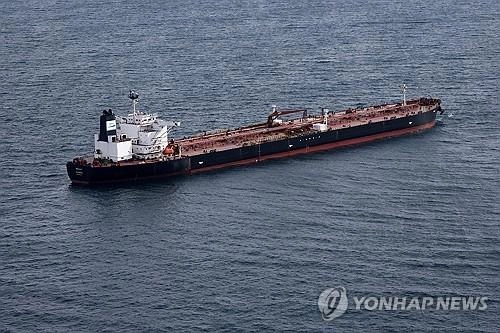 2025년 10월 2일 프랑스 생나자르 항구 근처에서 촬영된 한 유조선의 모습. 이 유조선은 국제 제재를 피해 러시아산 원유를 거래하는 데에 이용되는 '그림자 선단'의 일부라는 의혹을 받아 프랑스 당국의 수사를 받고 있다.