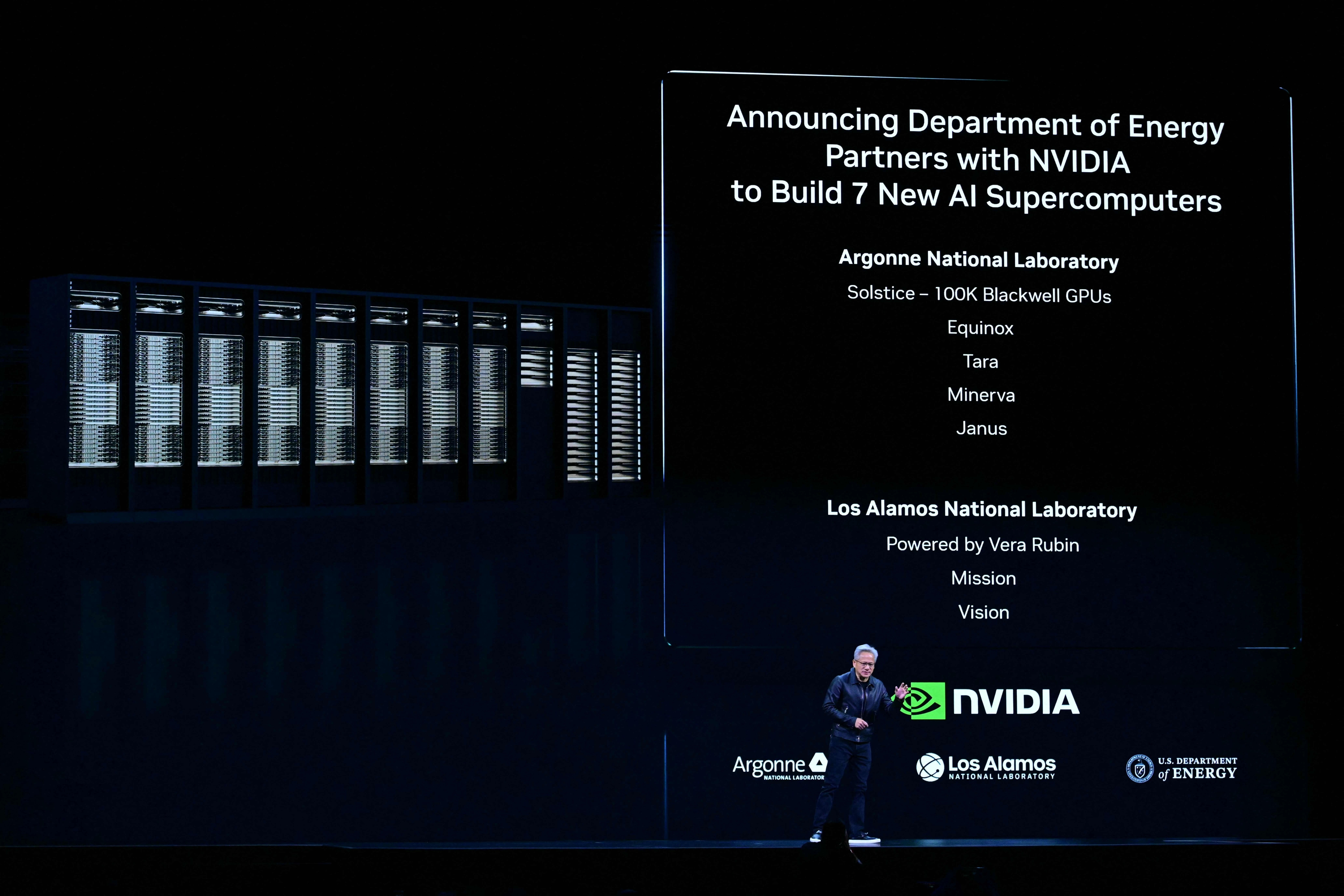 젠슨 황 엔비디아 최고경영자(CEO)가 28일(현지시간) 미국 워싱턴에서 열린 개발자행사(GTC)의 기조발표에서 미국 에너지부 산하 연구소와 협력해 AI 슈퍼컴퓨터 7대를 구축한다고 밝히고 있다.