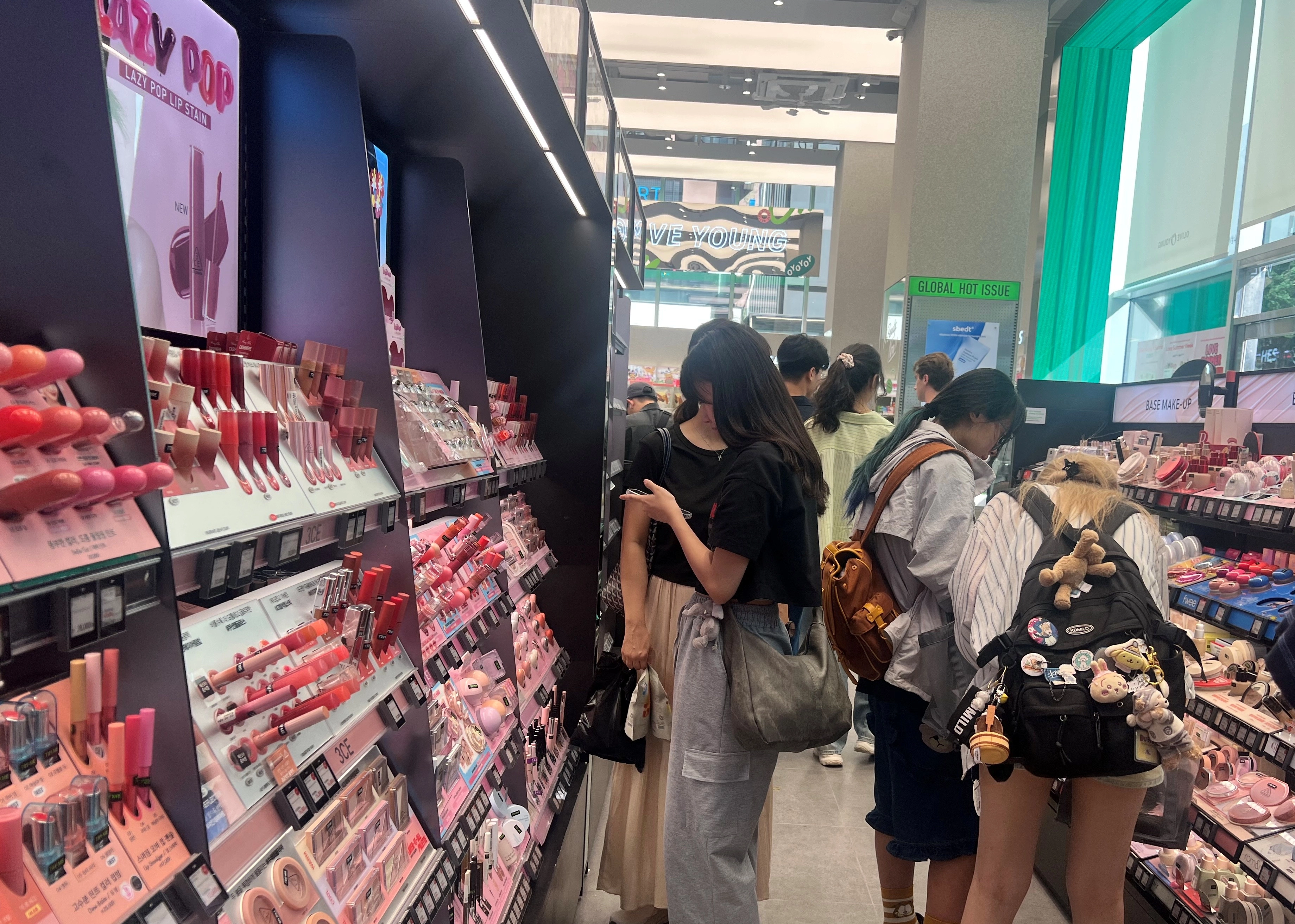 지난 1일 서울 마포구 홍대의 올리브영에서 관광객들이 화장품을 고르고 있다. 2025.7.1