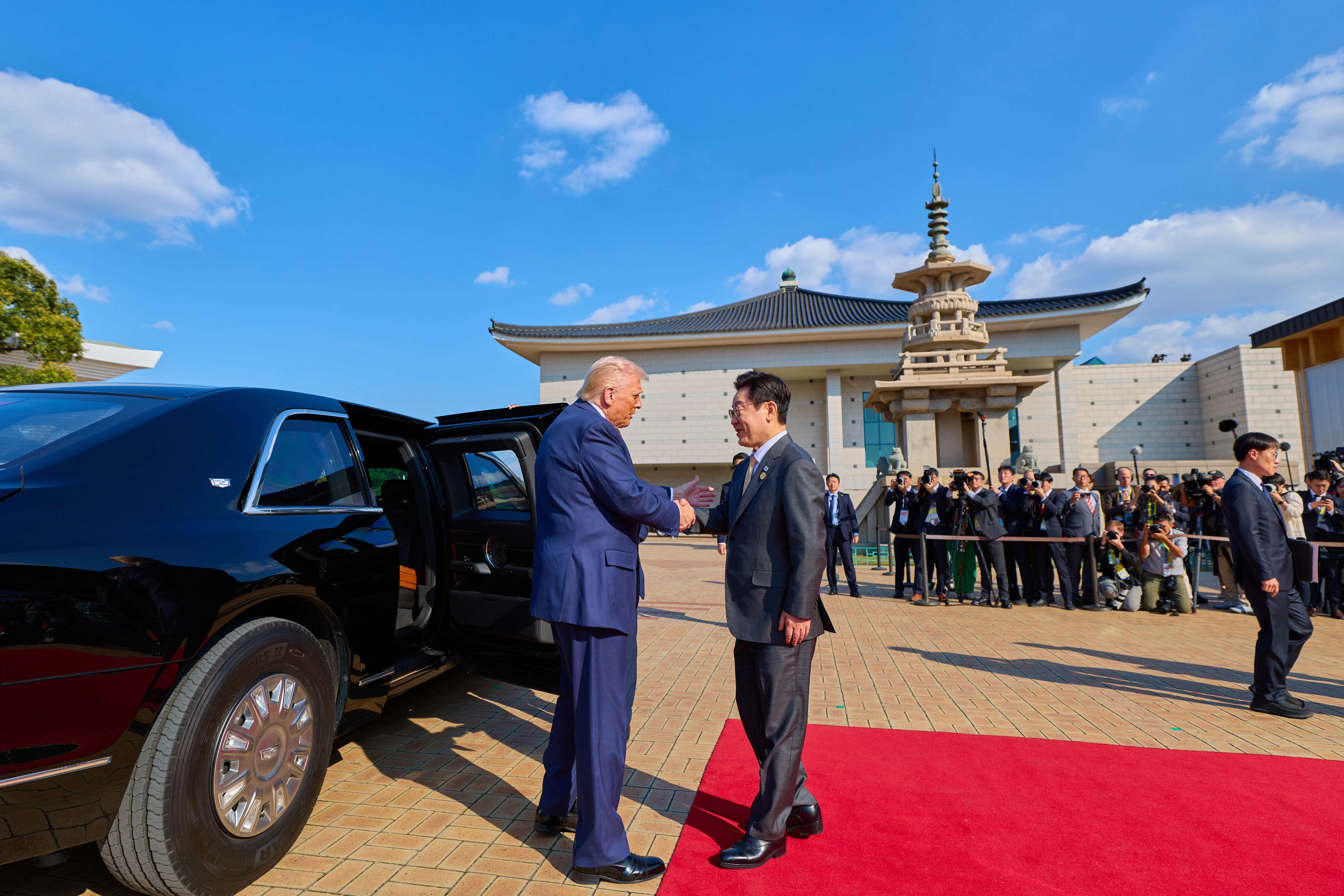 트럼프 대통령 맞이하는 이재명 대통령