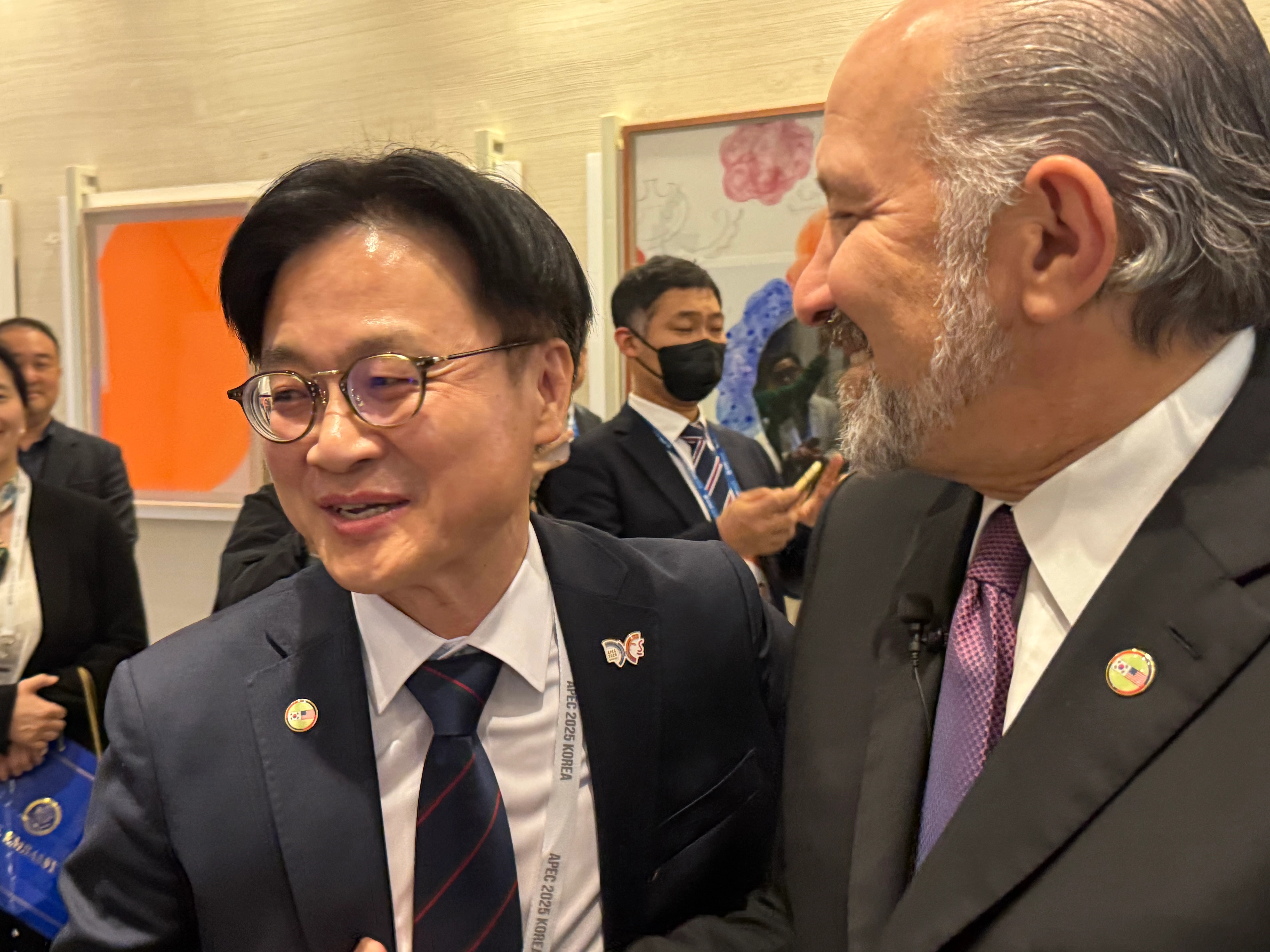 하워드 러트닉 미국 상무부 장관과 김정관 산업통상부 장관이 29일 오후 경북 경주 예술의전당에서 열린 한미 비즈니스 라운드 테이블에 참석 직전 포옹하고 있다. 2025.10.29