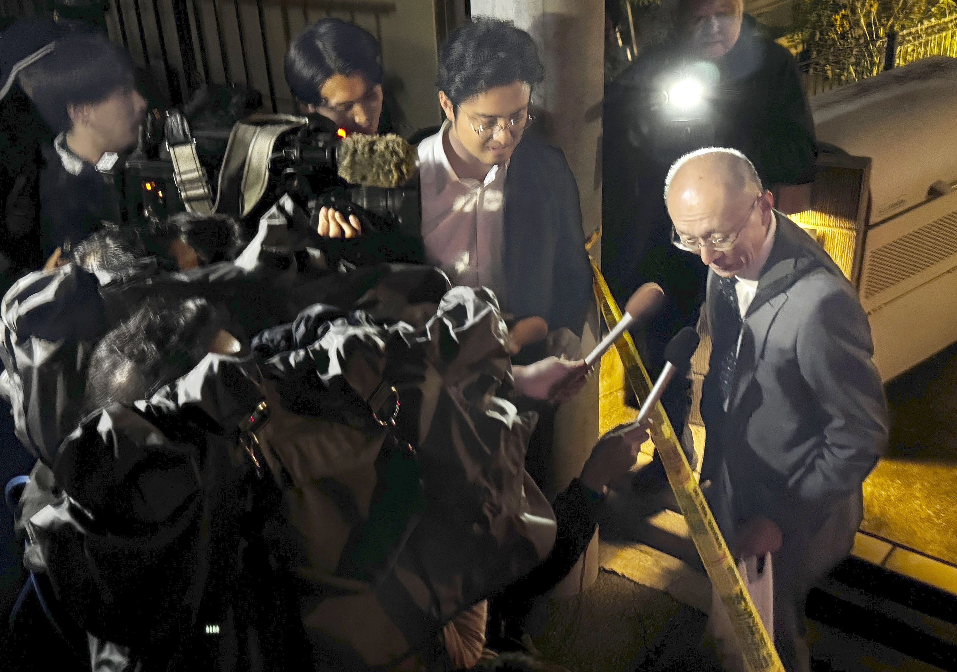 26년 전 발생한 일본 나고야시 주부 피살사건의 용의자가 체포된 뒤 피해자 남편이 지난 1일 현지 언론의 취재에 응하고 있다.