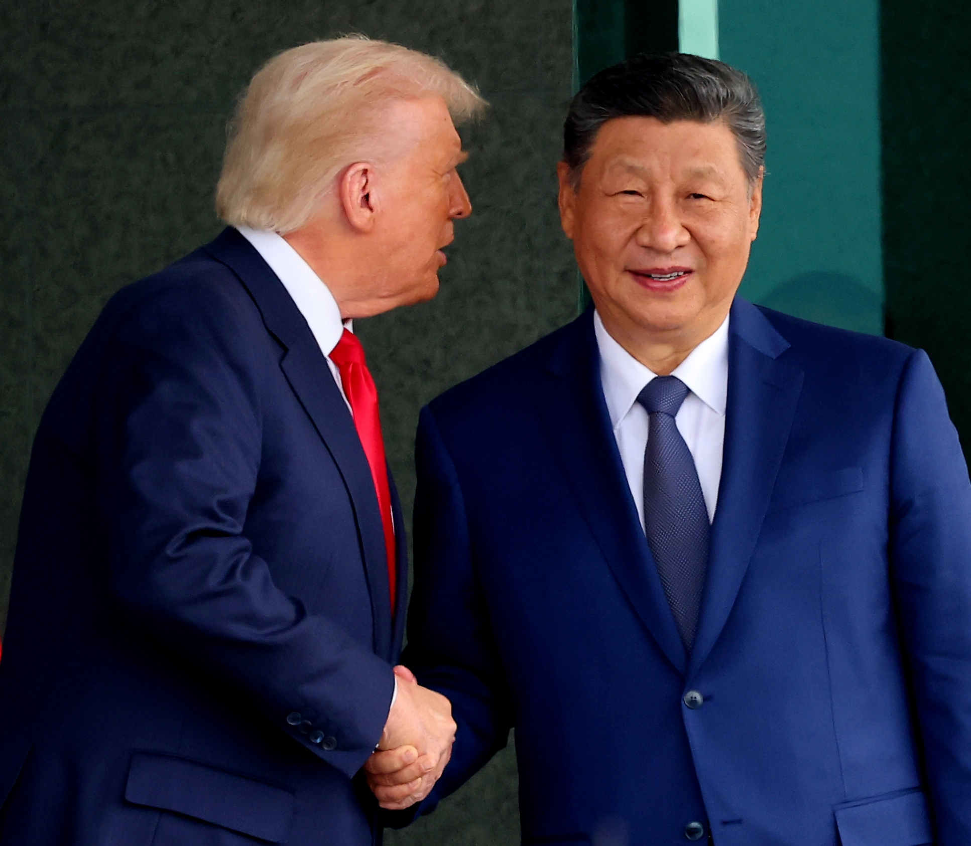 중국 정부가 미국의 ‘펜타닐 관세’ 인하 조치에 맞춰 대미 보복 관세를 중단하고 추가 관세 부과를 1년 더 유예하기로 했다.