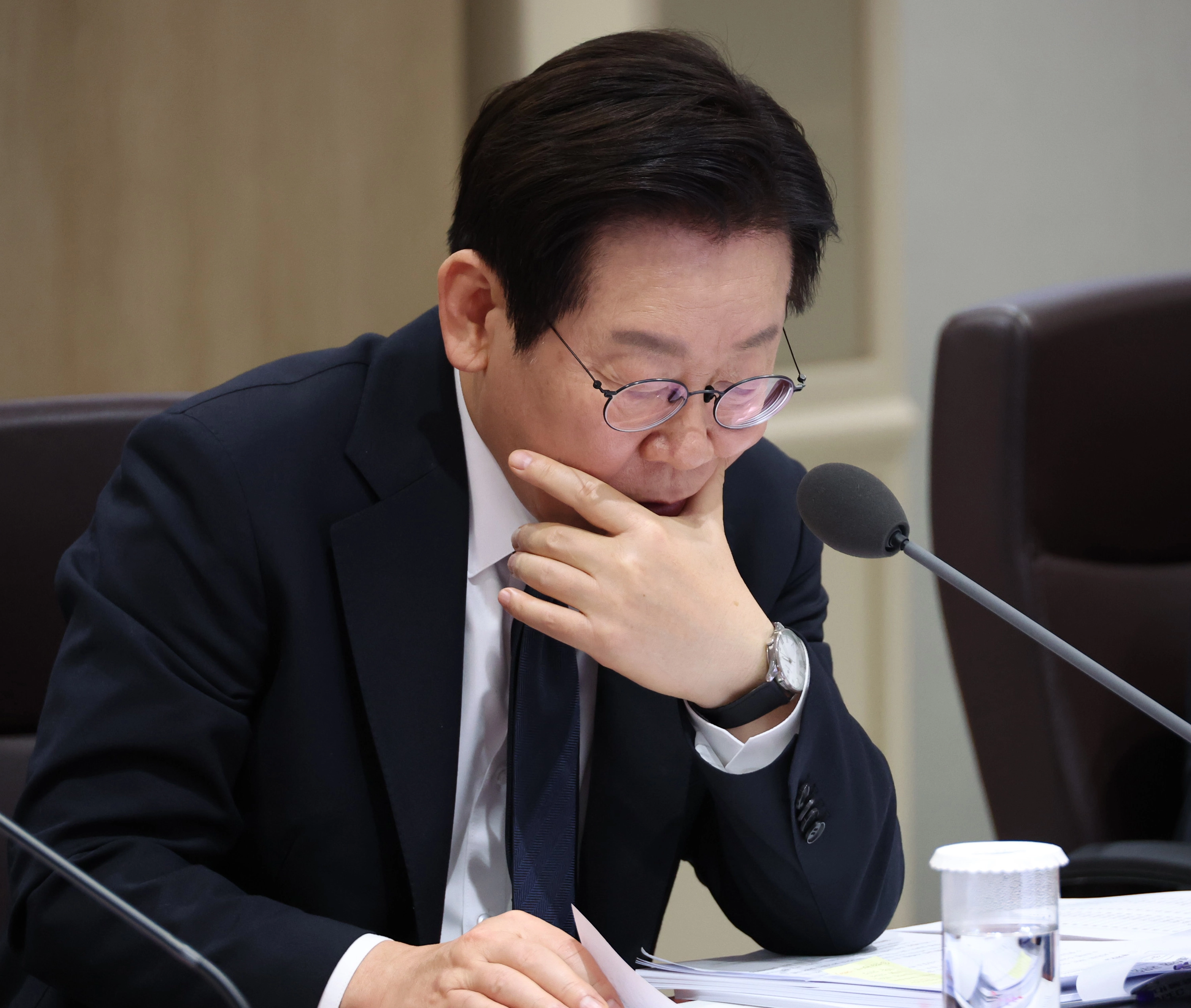 이재명 대통령이 4일 용산 대통령실에서 열린 국무회의에서 자료를 살펴보며 부처별 업무보고를 받고 있다. 2025.11.4