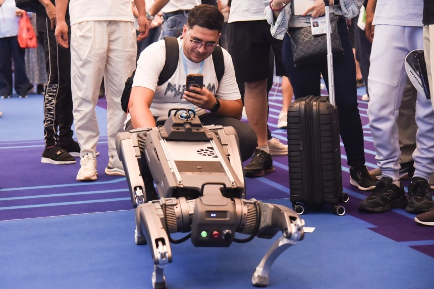 지난달 중국 광둥성에서 열린 '중국수출입상품교역회'에서 한 바이어가 중국 로봇 개 사진을 찍고 있다./연합뉴스