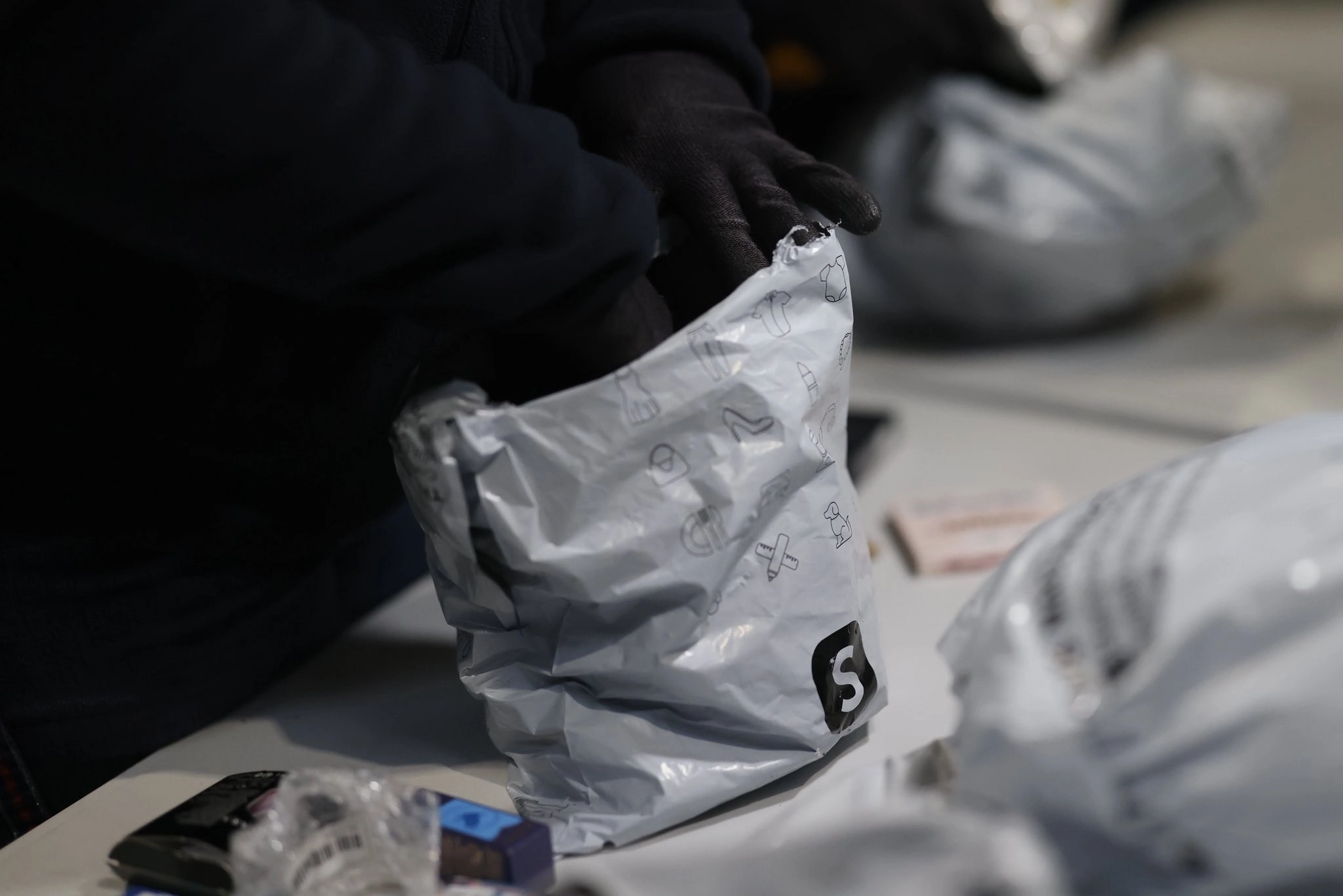 샤를드골 공항에서 세관원들이 쉬인에서 발송된 제품들을 전수 조사하고 있다. [아멜리 드몽샬랭 장관 엑스(X·옛 트위터) 캡처