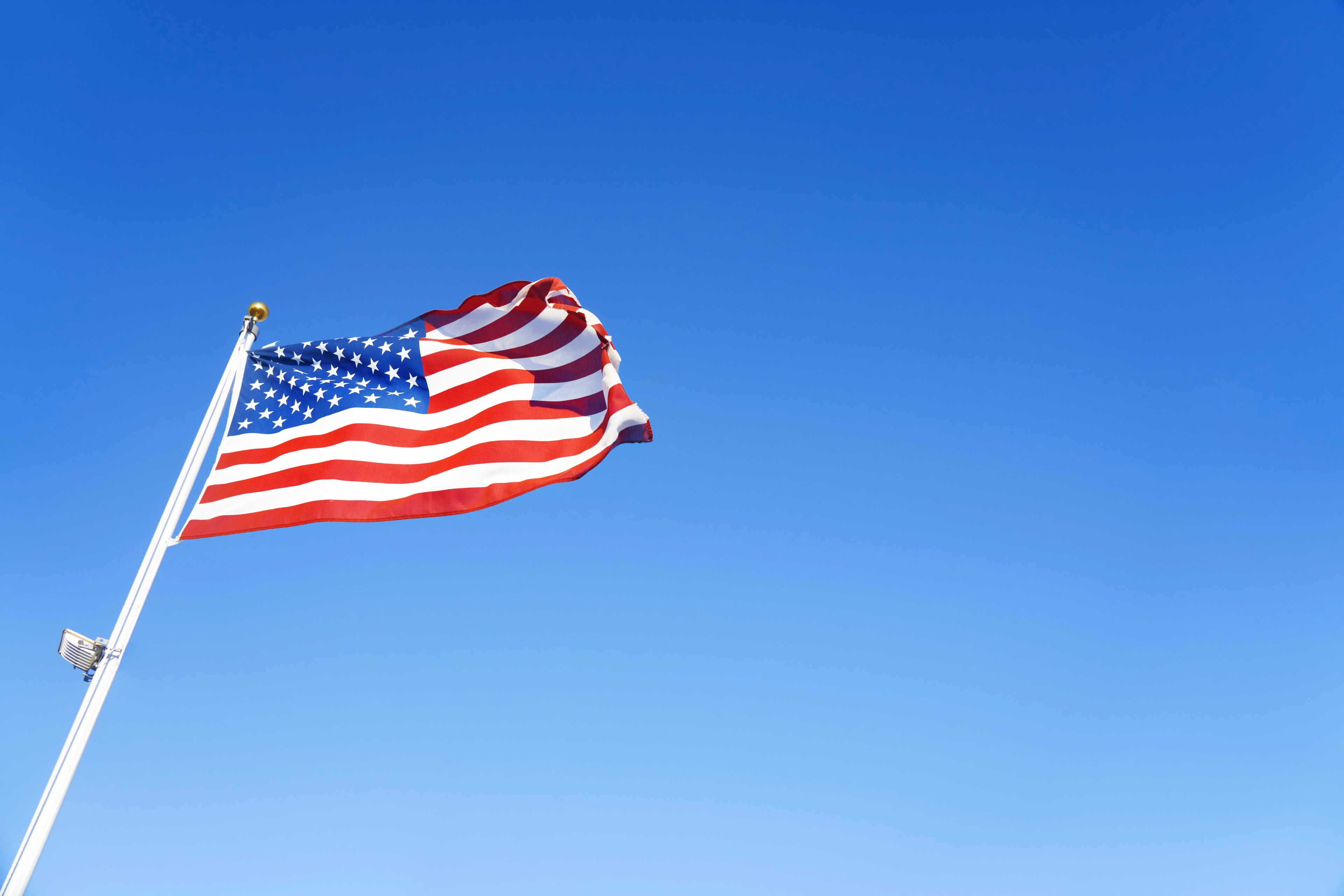 40년간 재직한 미국의 연방판사가 위기에 빠진 민주주의를 지키기 위해 싸우겠다면서 법원을 떠났다.