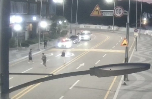 2025년 8월 부산 해운대 한 도로에서 벌어진 다툼 장면 [부산경찰청 제공.