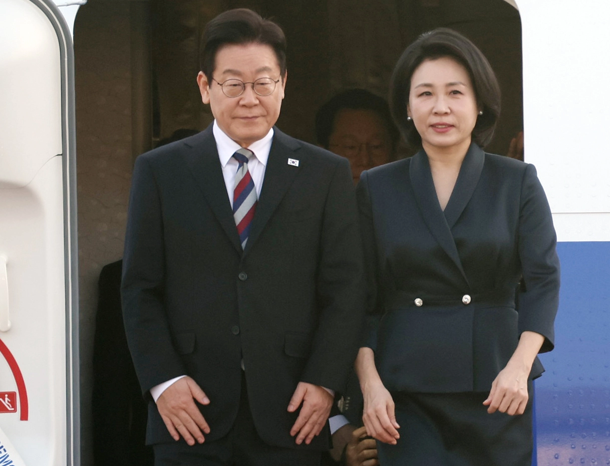 주요 20개국(G20) 정상회의 참석을 계기로 아프리카·중동 4개국 순방을 마친 이재명 대통령과 김혜경 여사가 26일 성남 서울공항에 도착한 공군 1호기에서 내리고 있다. 2025.11.26