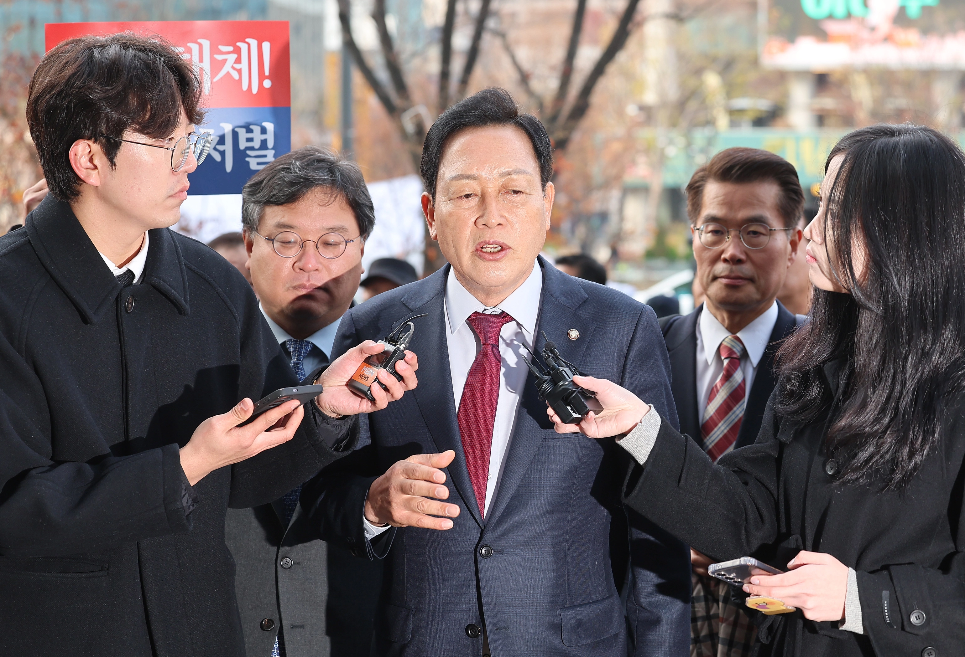 국민의힘 김선교 의원이 김건희 여사 일가의 '양평 공흥지구 개발 특혜 의혹'과 관련해 26일 서울 광화문 KT빌딩에 마련된 민중기 특별검사팀에 피의자 신분으로 출석, 취재진 질문에 답하고 있다. 2025.11.26