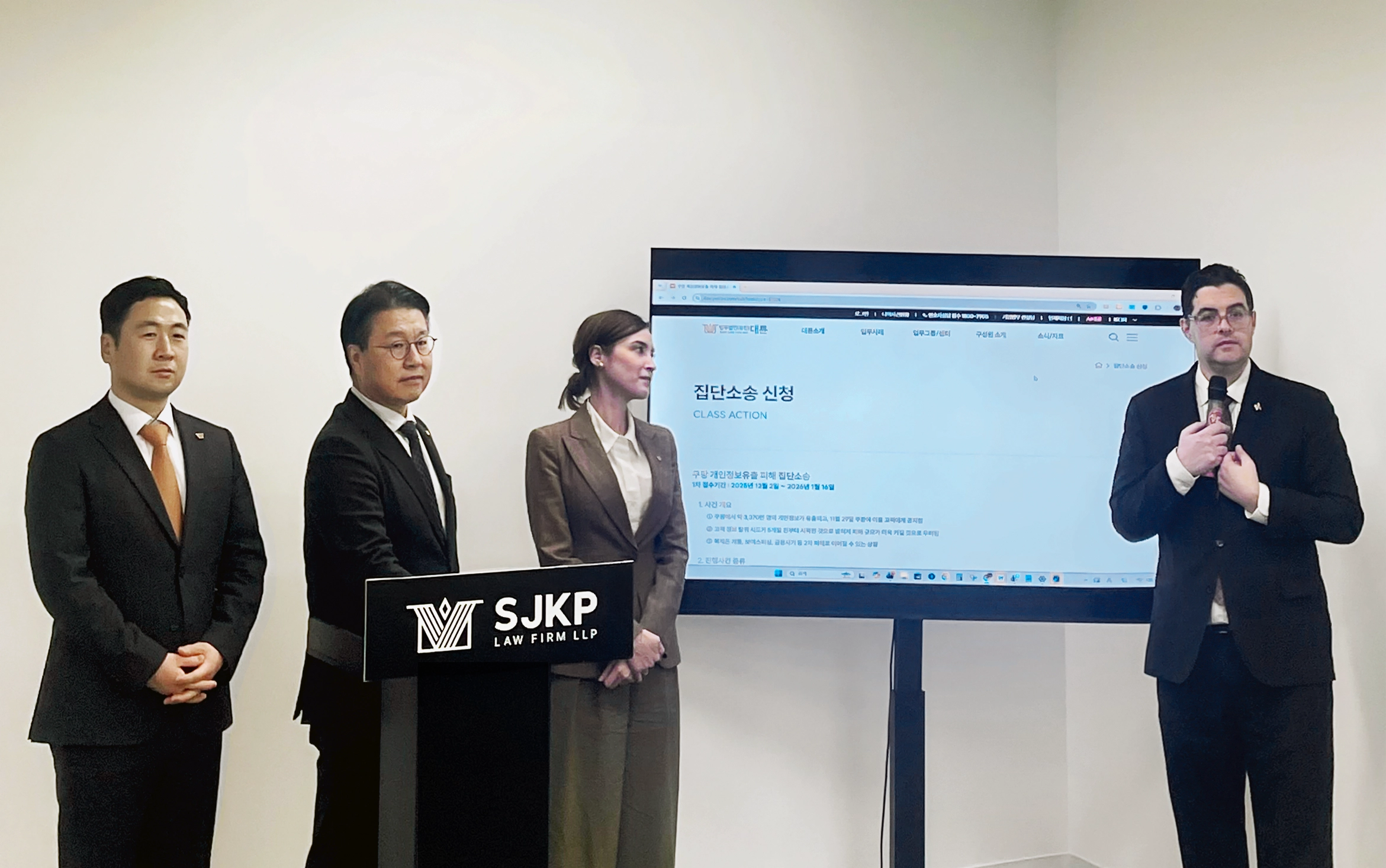 (왼쪽부터) 법무법인 대륜 방인태 변호사, 김국일 경영대표, (맨 오른쪽) 탈 허쉬버그 SJKP 변호사