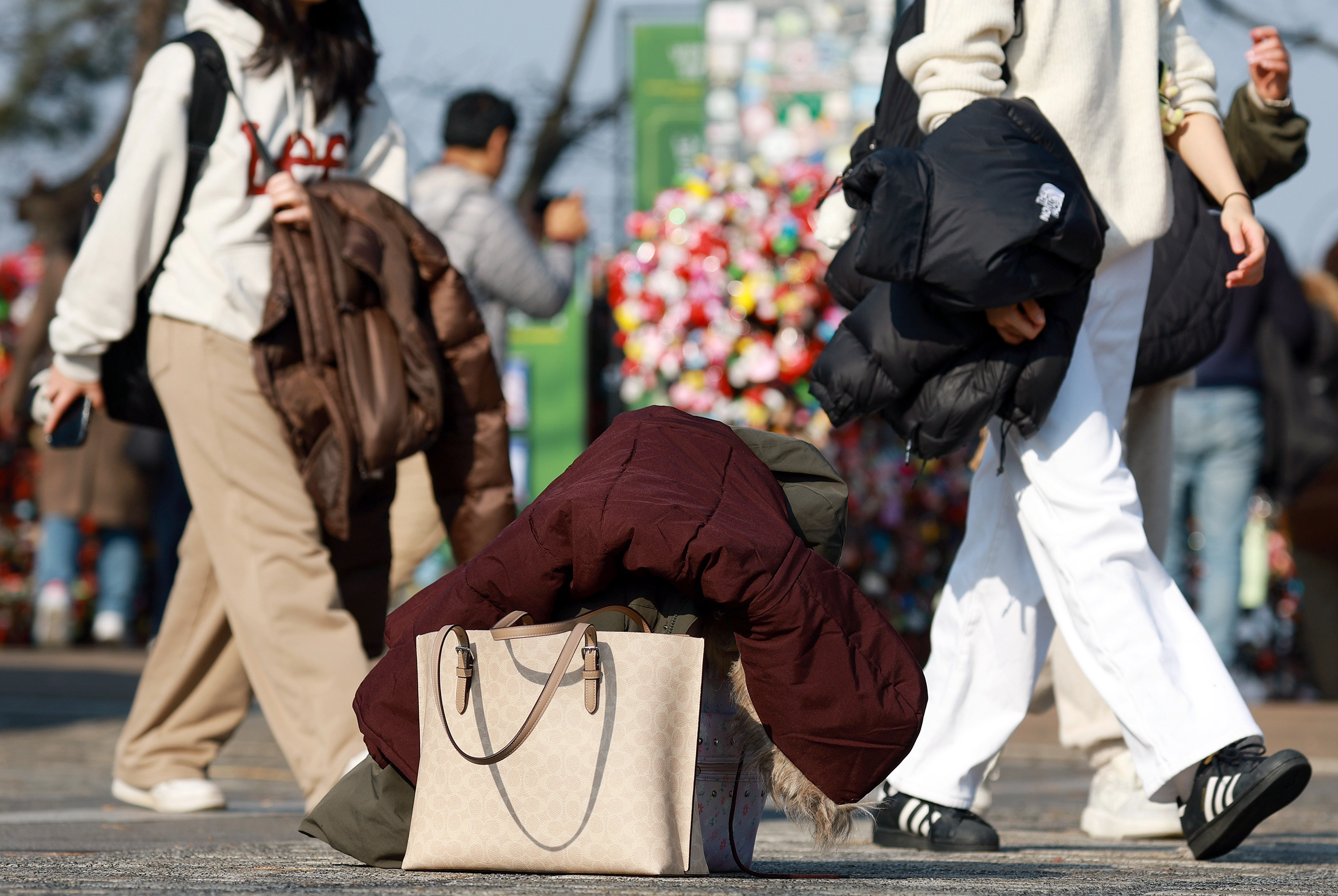 낮에는 남서풍이 유입되며 기온이 오를 전망이다.