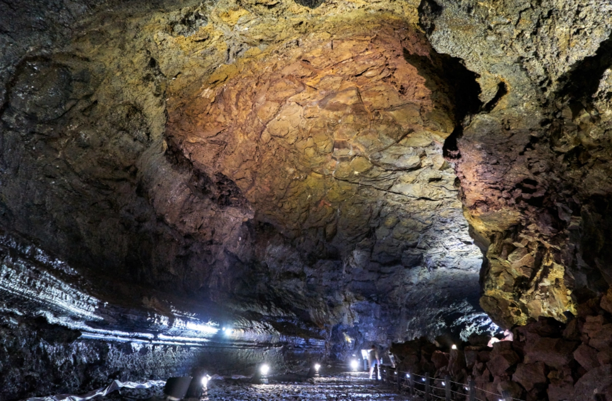 세계자연유산인 '거문오름 용암동굴계'의 하나인 제주 만장굴이 내년 봄 재개방될 전망이다.