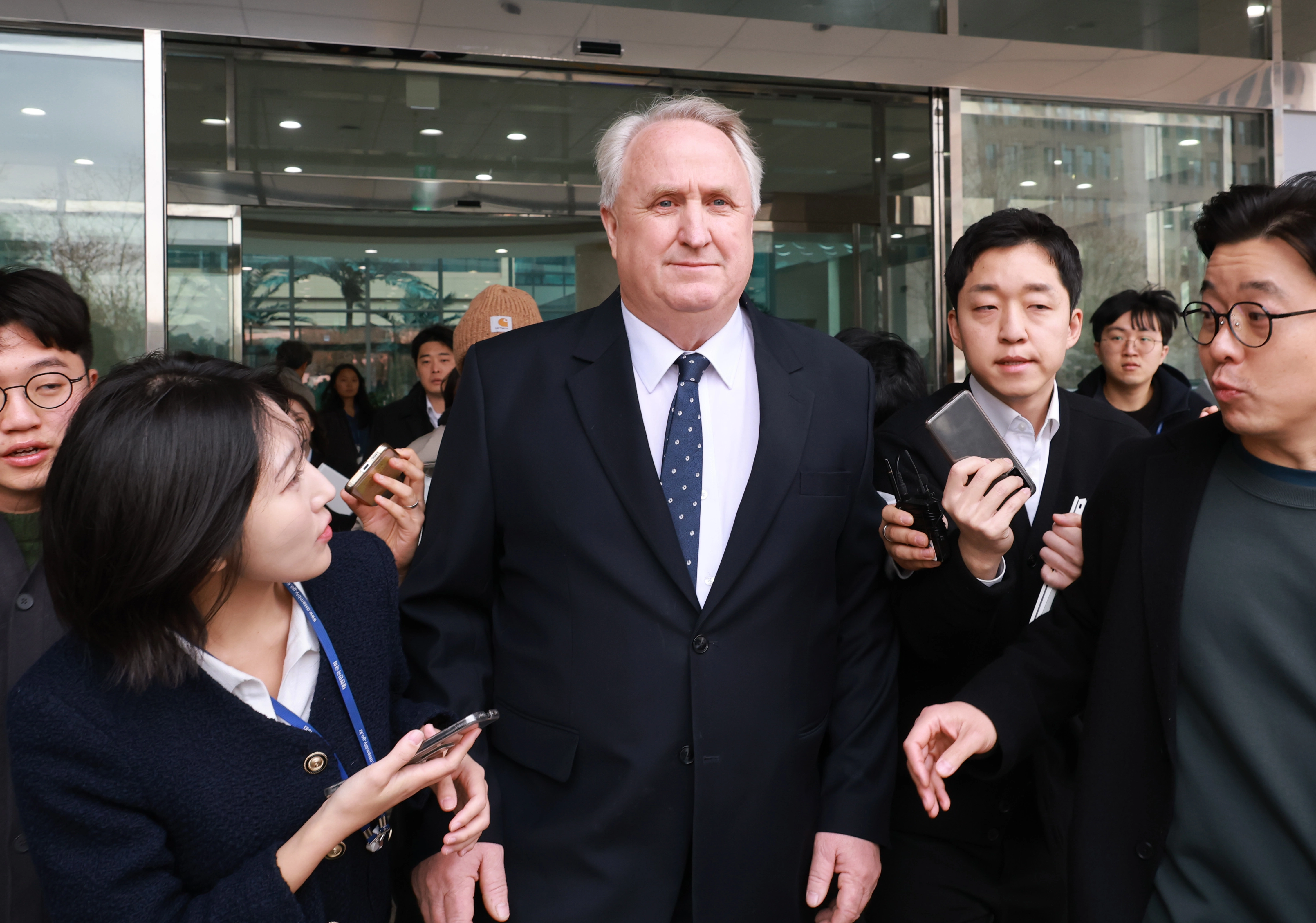 국민의힘 인요한 의원이 10일 서울 여의도 국회 소통관에서 의원직 사퇴 발표 기자회견을 마친 후 차량으로 향하고 있다. 2025.12.10