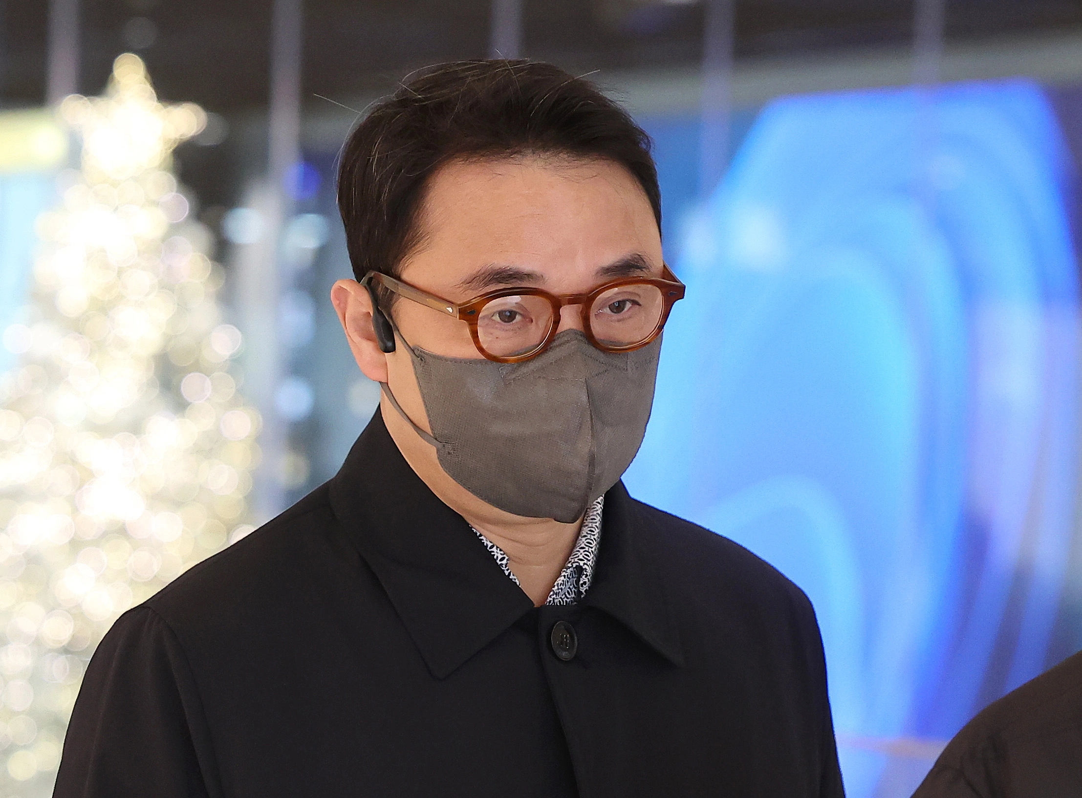 = 김건희 여사 오빠 김진우 씨가 '양평 고속도로 노선변경 특혜 의혹'과 관련해 10일 서울 광화문 KT 빌딩에 마련된 민중기 특별검사 사무실에 참고인 신문으로 출석하고 있다. 2025.12.10