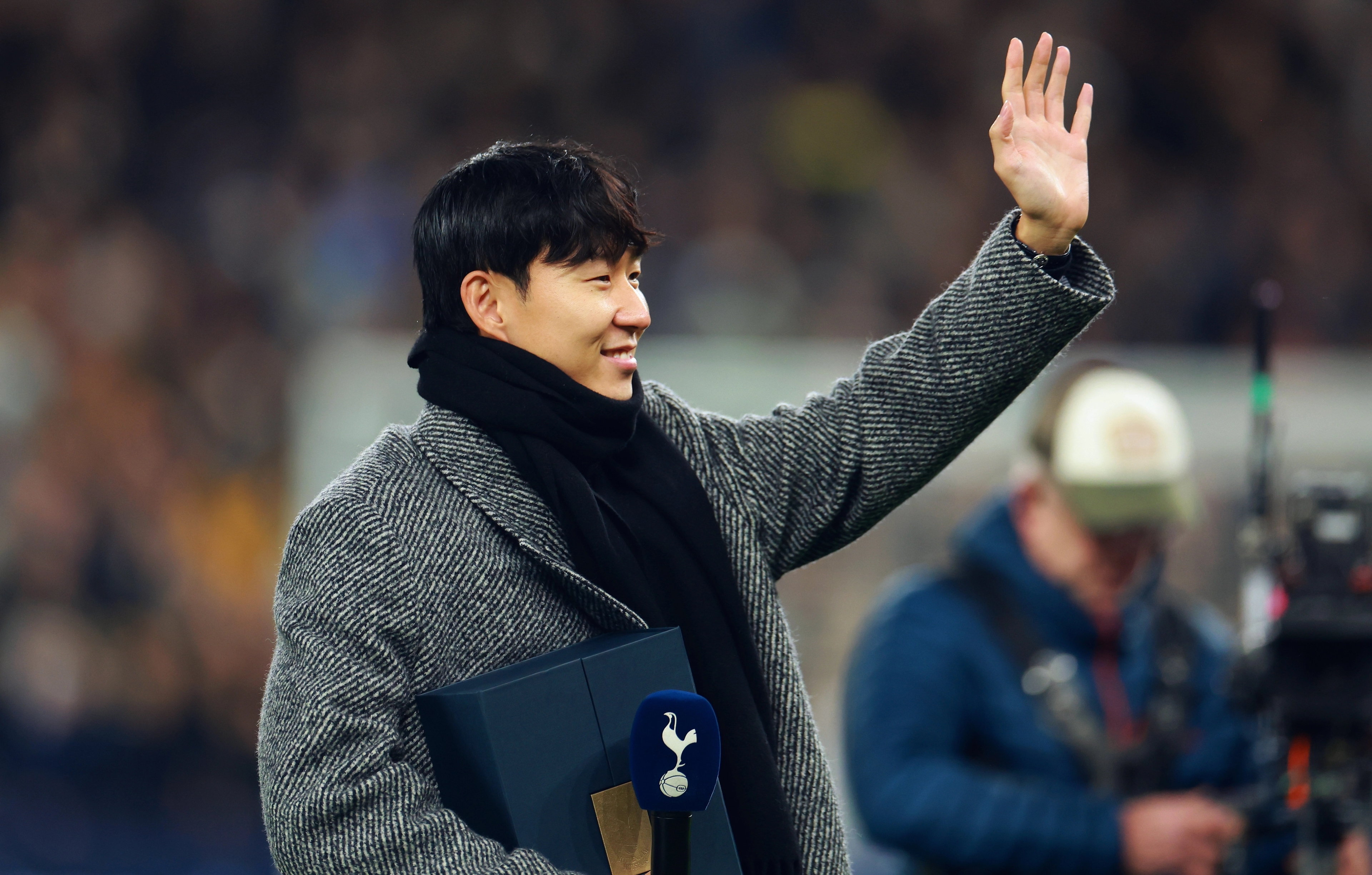 토트넘 홈팬들에게 작별 인사를 전하는 손흥민