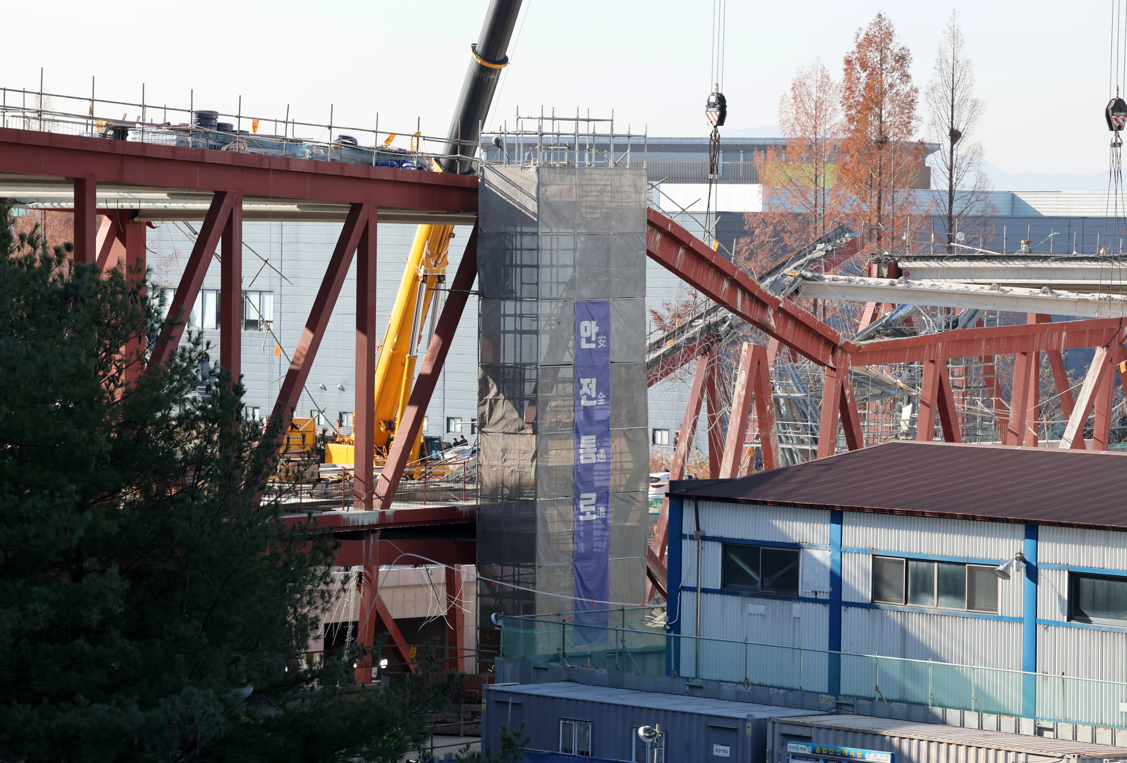 광주대표도서관 신축 공사장 붕괴 사고 이틀째인 12일 광주 서구 치평동 사고 현장에 대형 크레인이 설치돼 있다. 2025.12.12